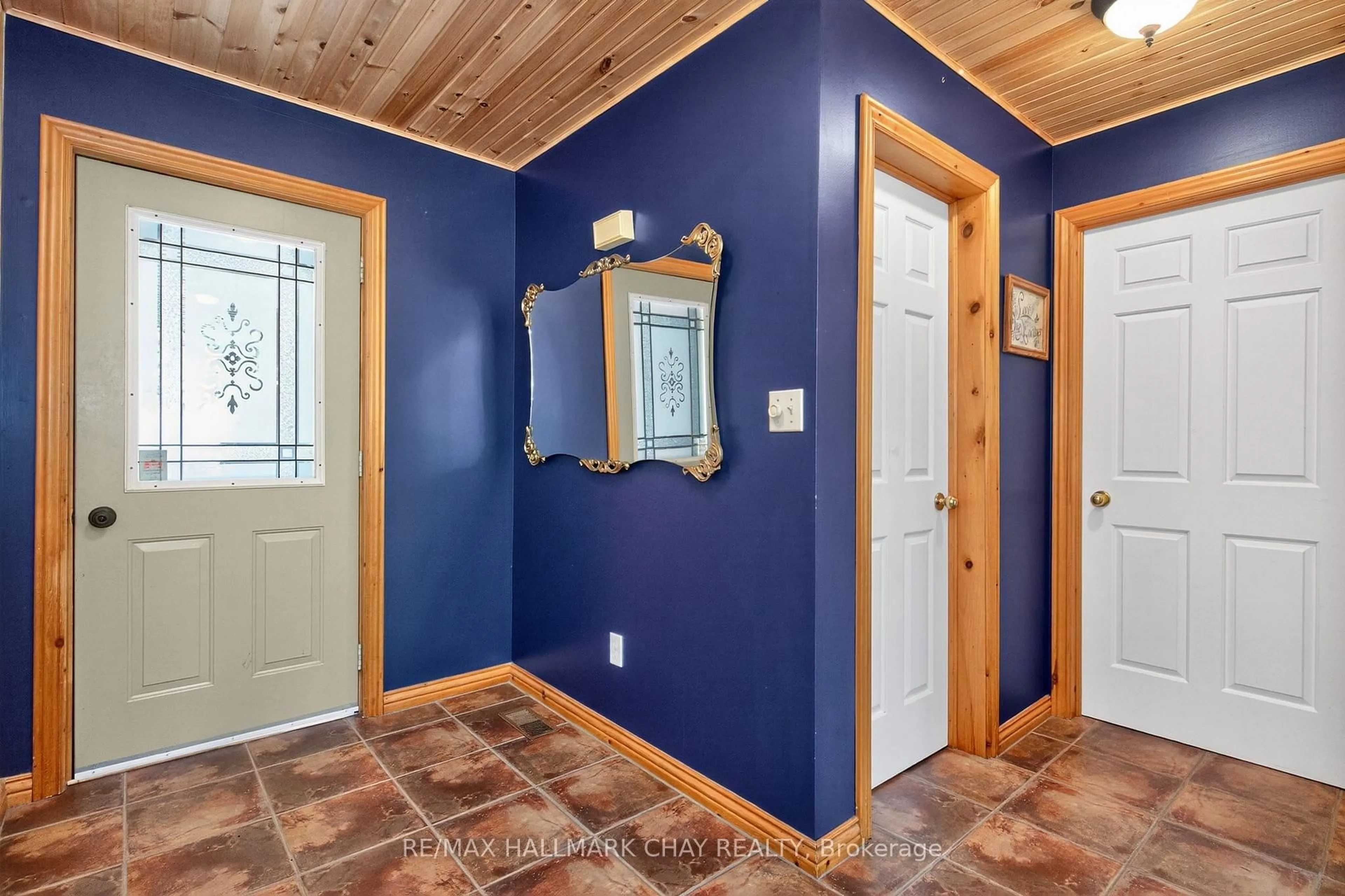 Indoor entryway for 25 Cathedral Pines Rd, Oro-Medonte Ontario L4M 4Y8
