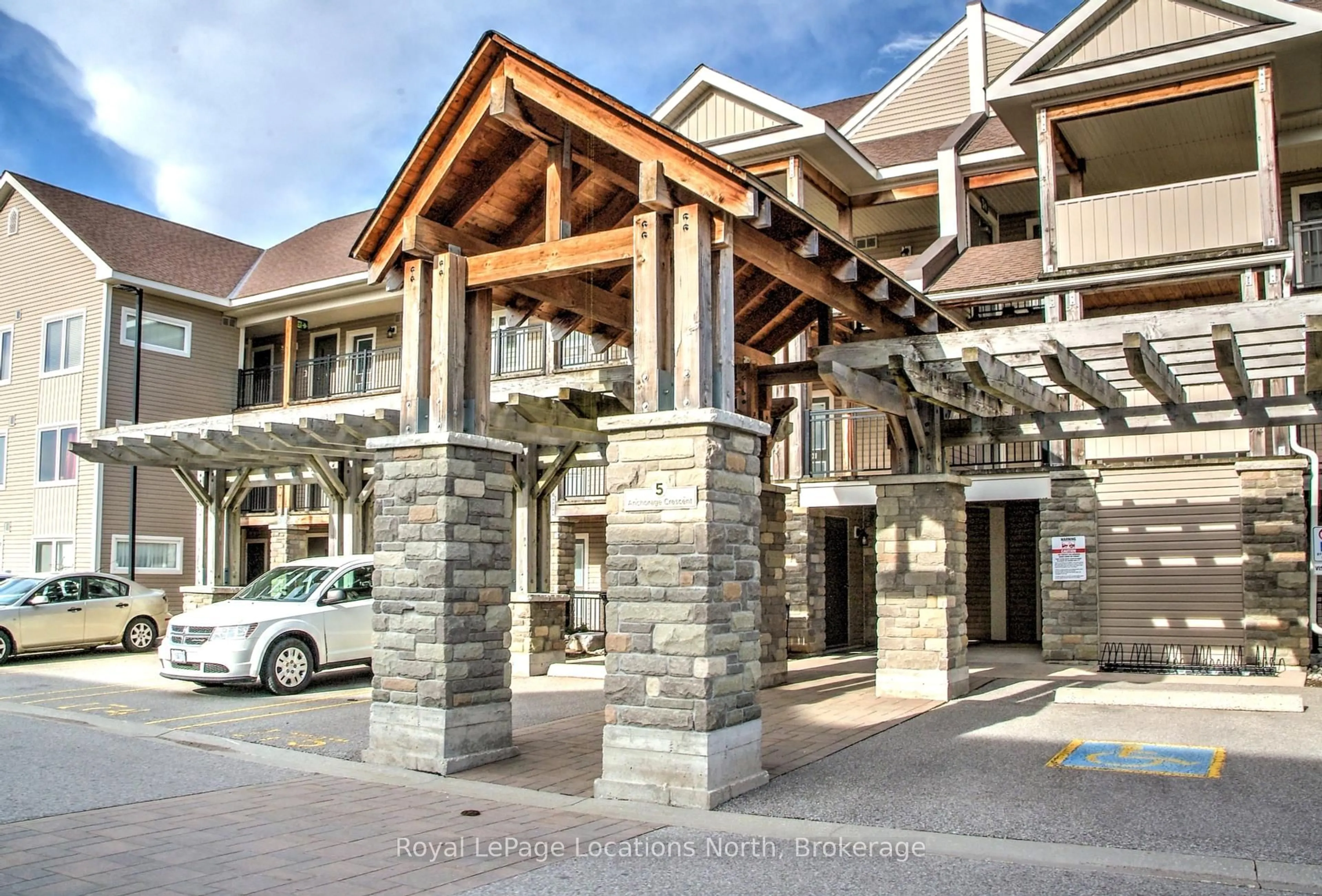 Indoor foyer for 5 Anchorage Cres #102, Collingwood Ontario L9Y 0Y6