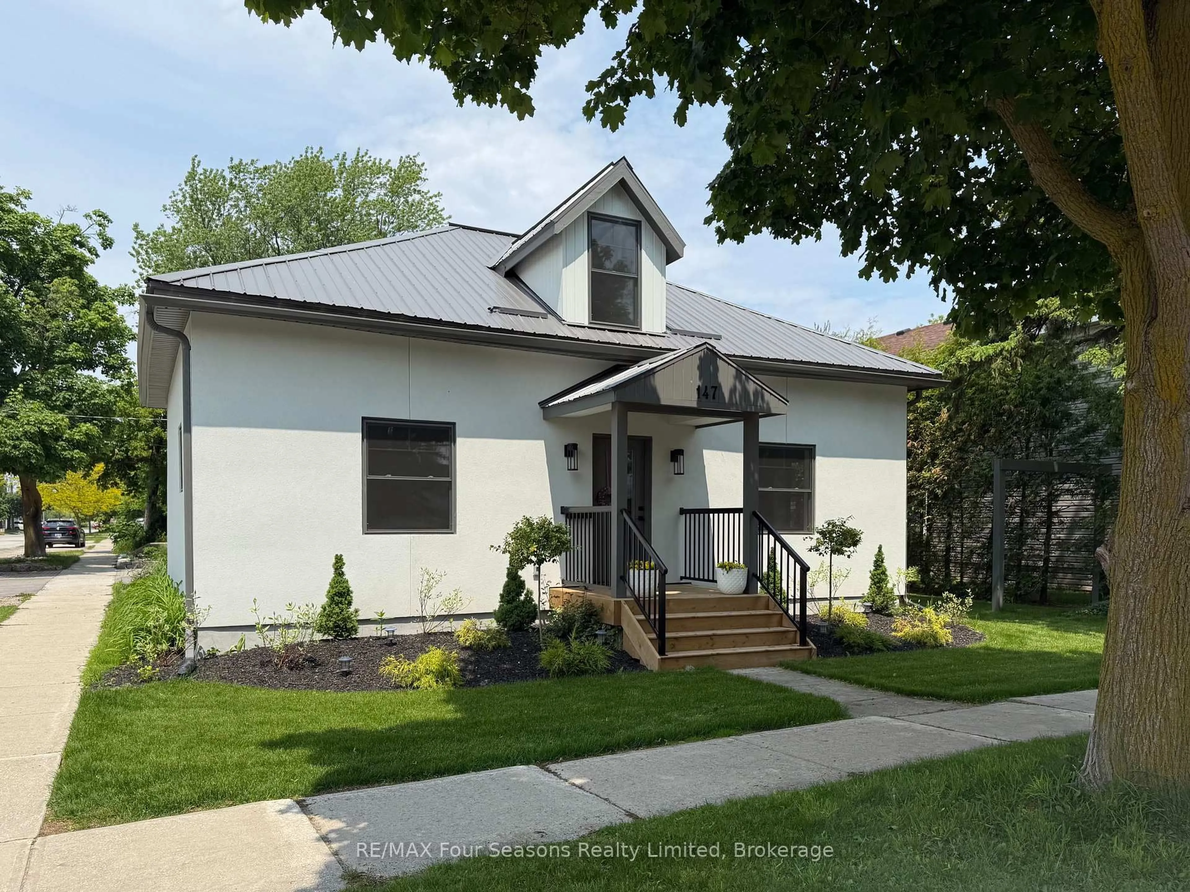 Home with vinyl exterior material, street for 147 Second St, Collingwood Ontario L9Y 1E7