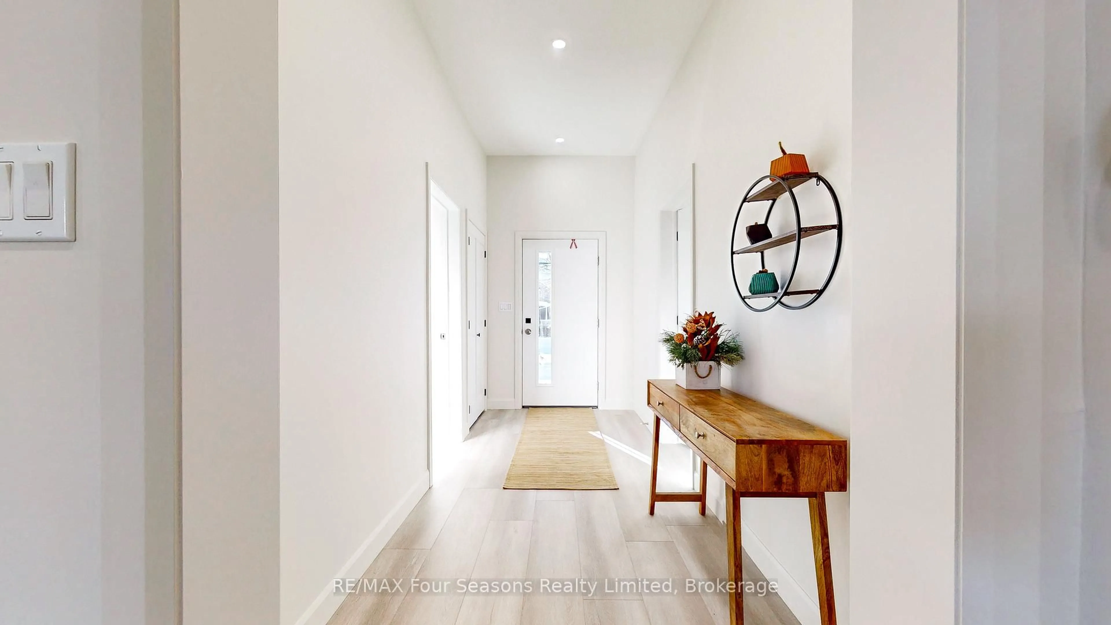 Indoor entryway for 147 Second St, Collingwood Ontario L9Y 1E7