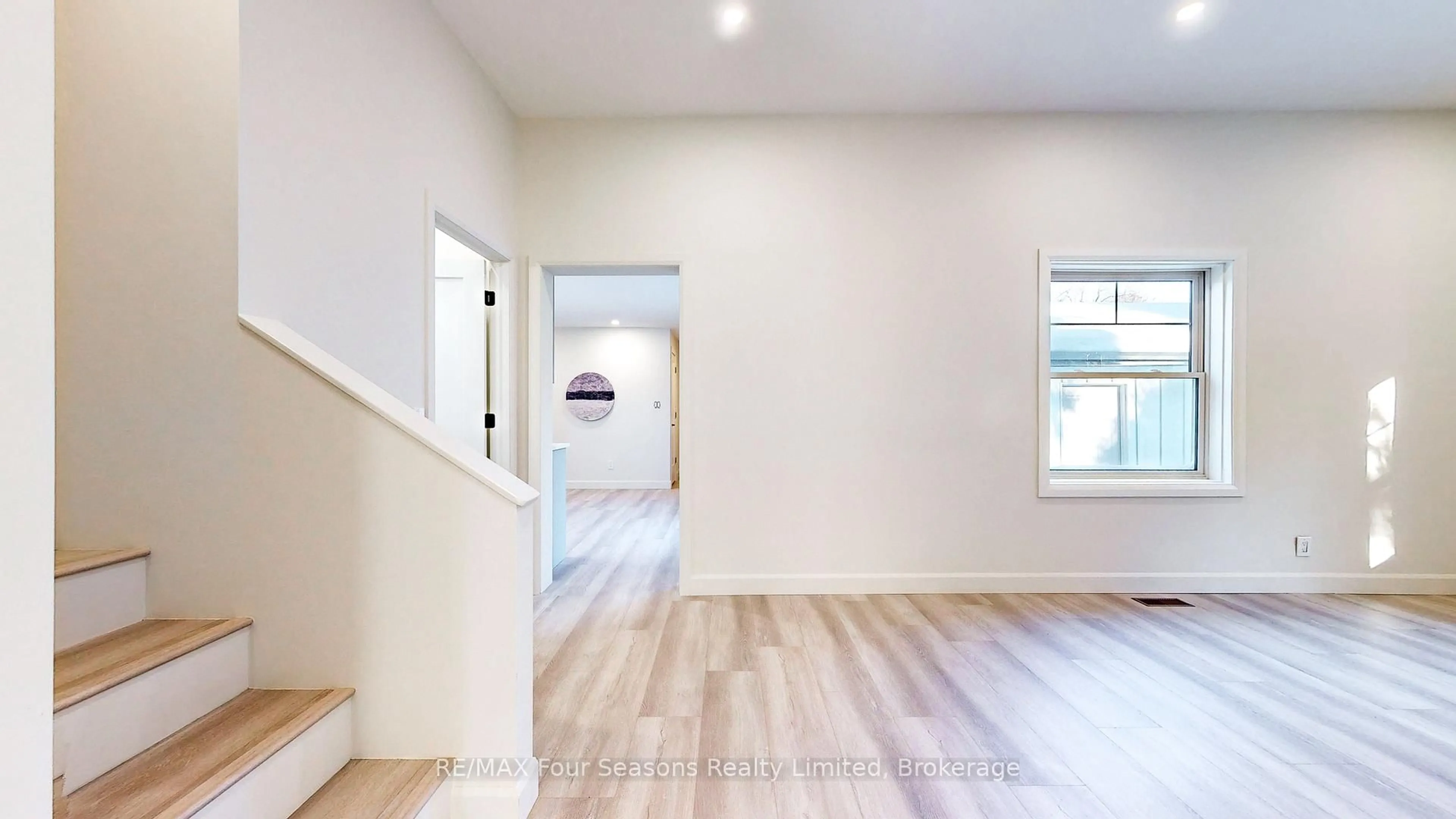 Indoor entryway for 147 Second St, Collingwood Ontario L9Y 1E7