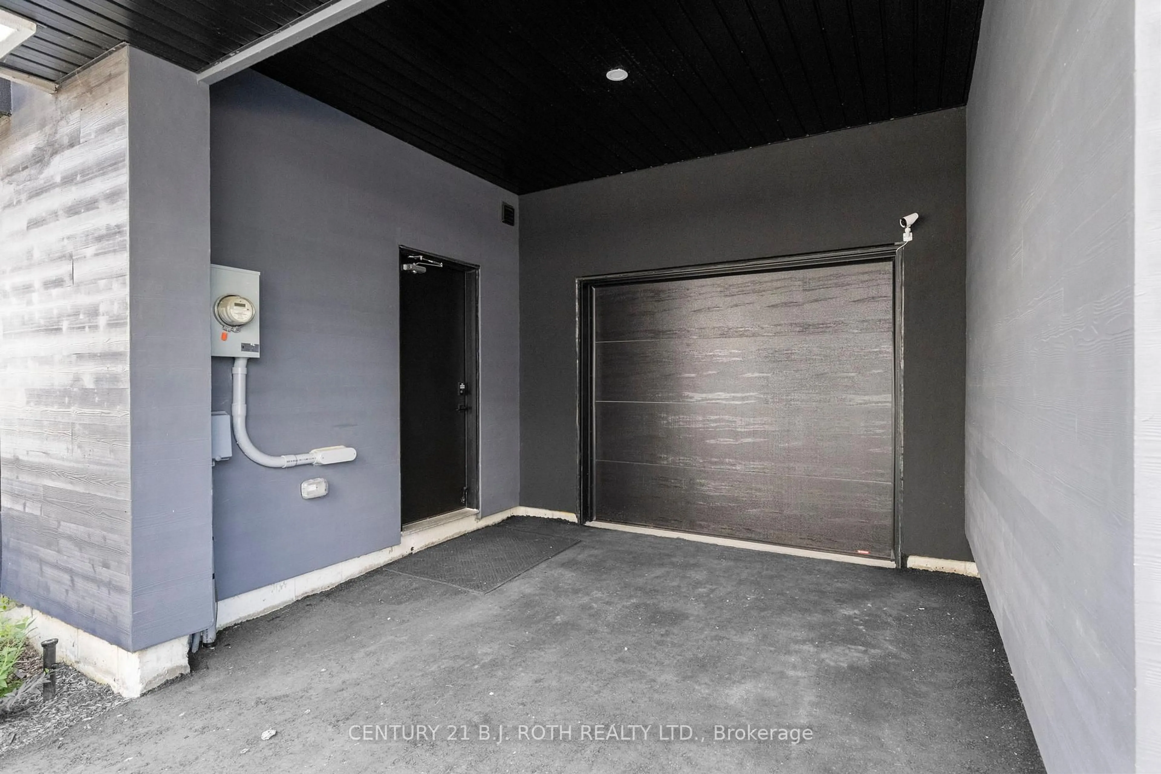 Indoor garage for 8 BRU-LOR Lane, Orillia Ontario L3V 8P4