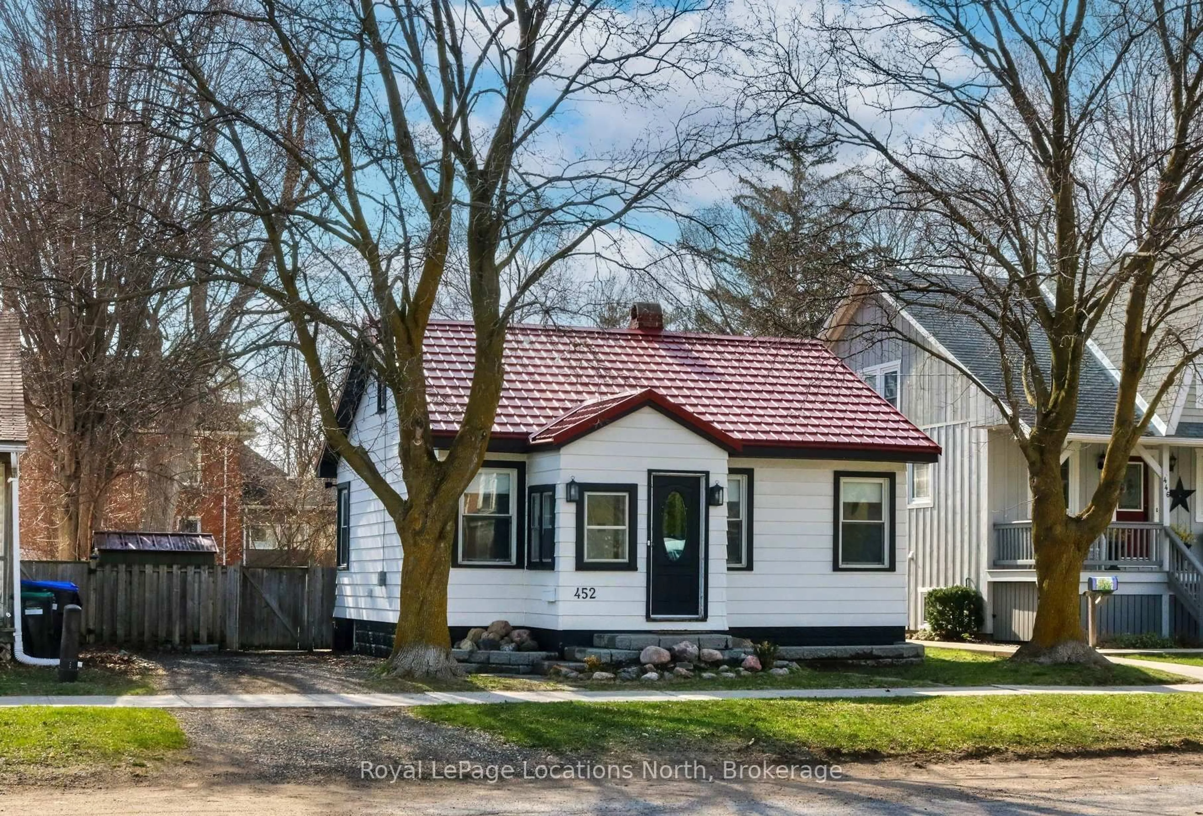 Home with vinyl exterior material, street for 452 Hurontario St, Collingwood Ontario L9Y 2M9