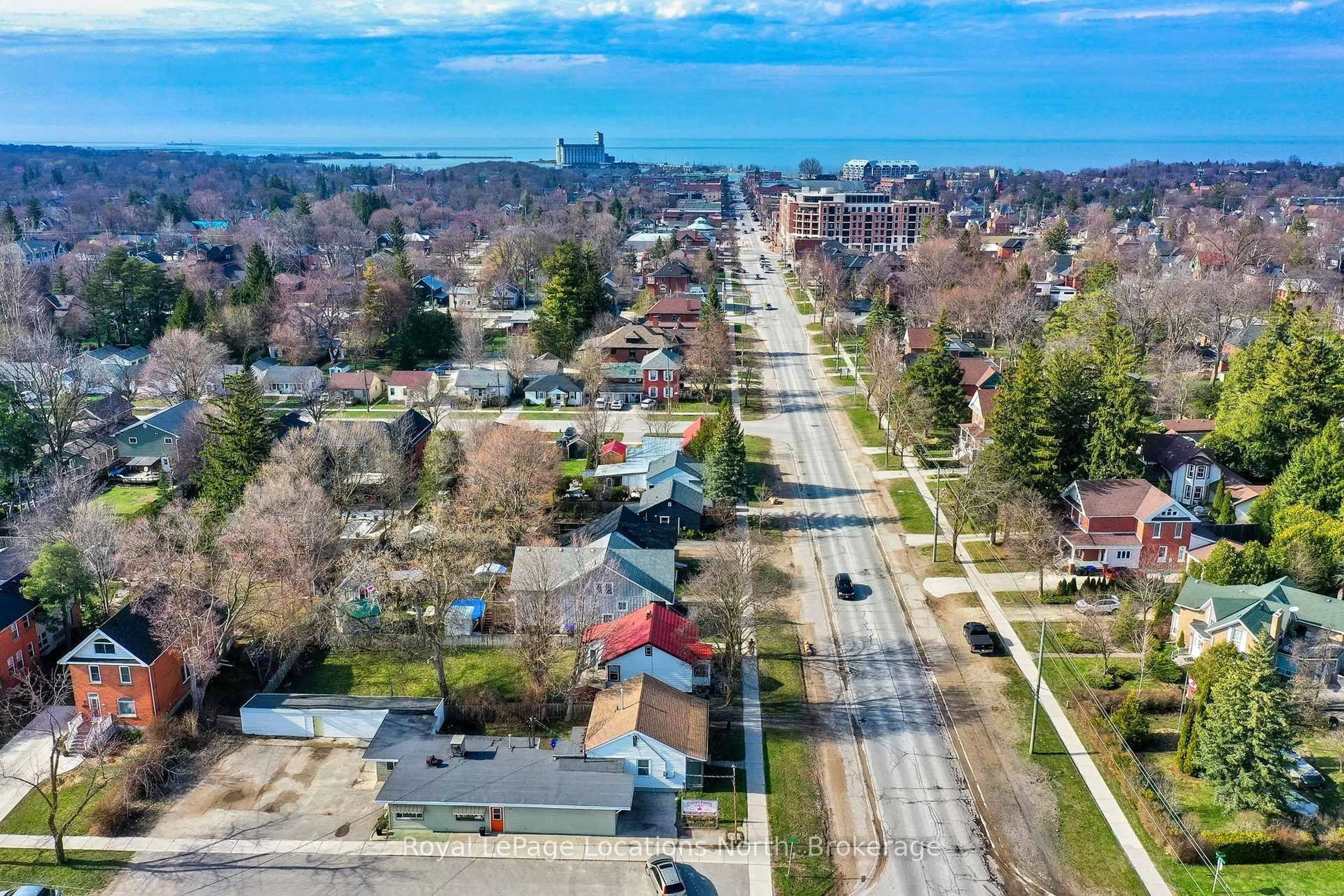 A pic from outside/outdoor area/front of a property/back of a property/a pic from drone, street for 452 Hurontario St, Collingwood Ontario L9Y 2M9
