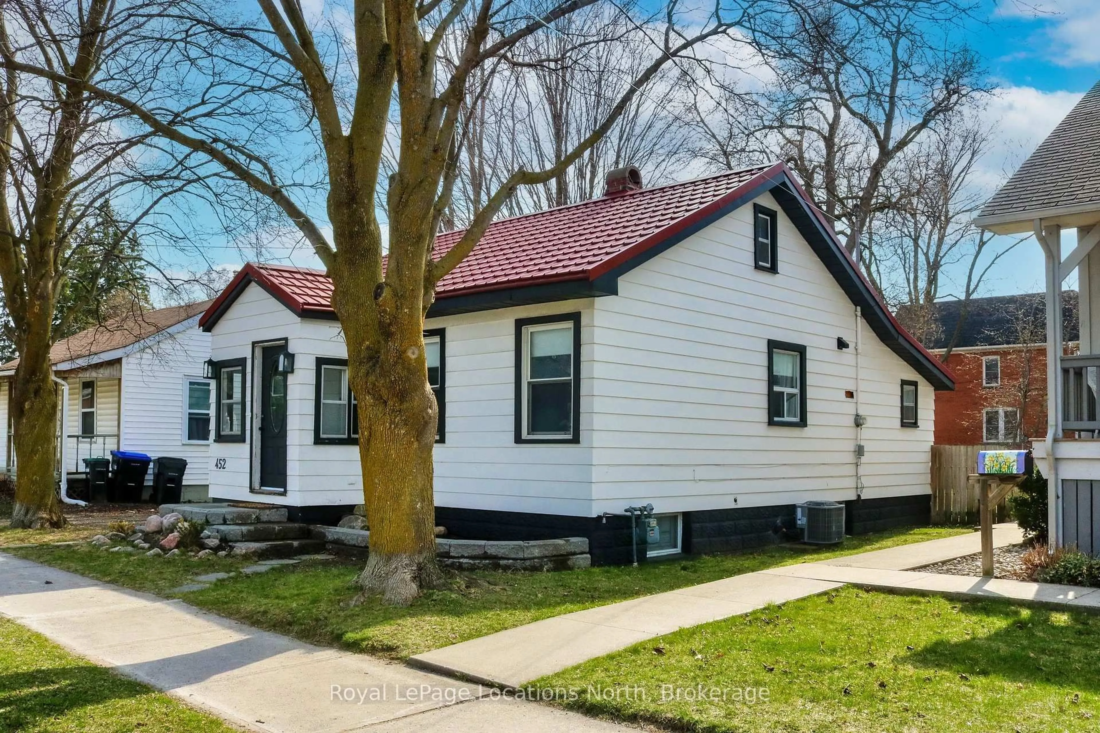Home with vinyl exterior material, street for 452 Hurontario St, Collingwood Ontario L9Y 2M9