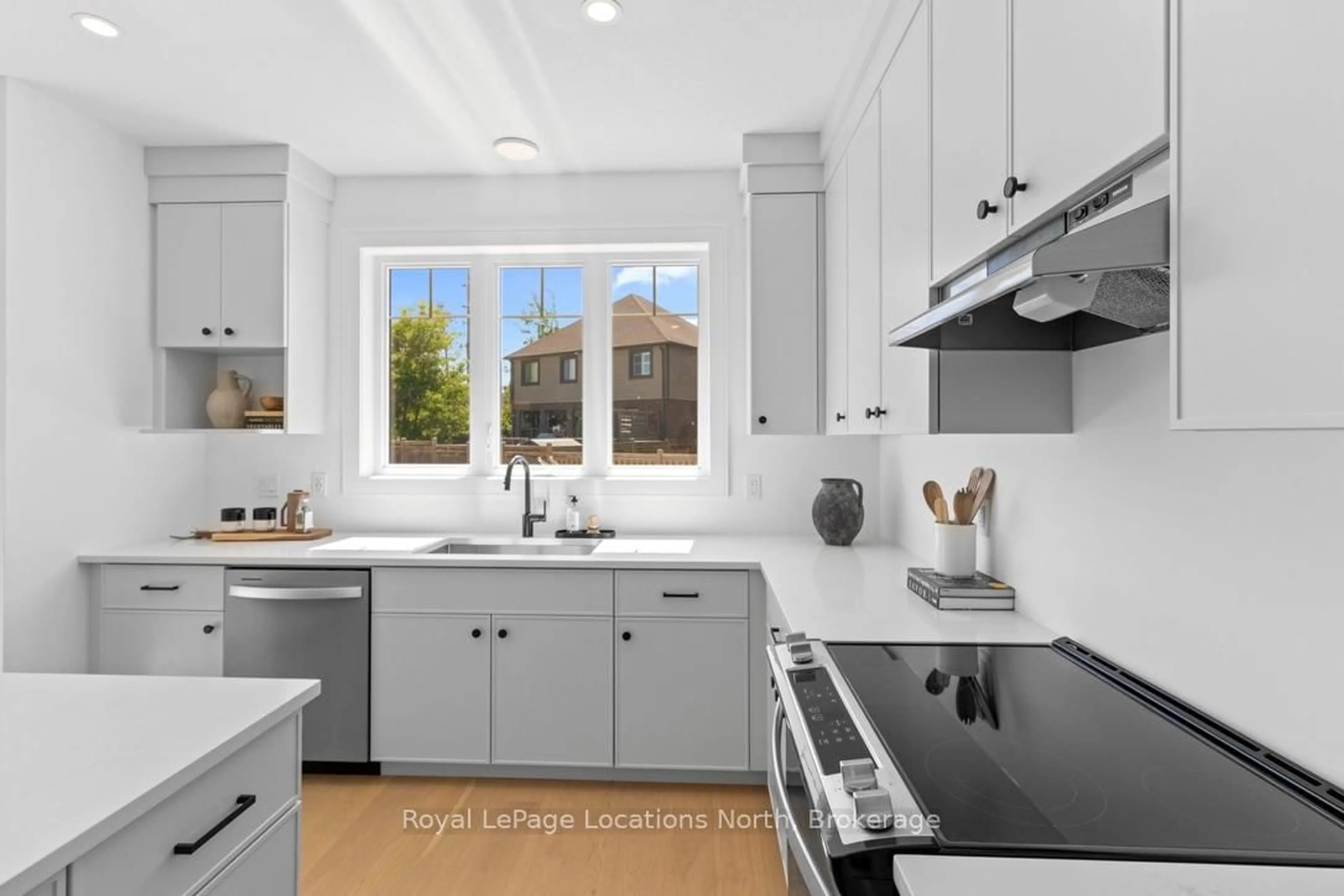 Open concept kitchen, ceramic/tile floor for 22 Swain Cres, Collingwood Ontario L9Y 2L3