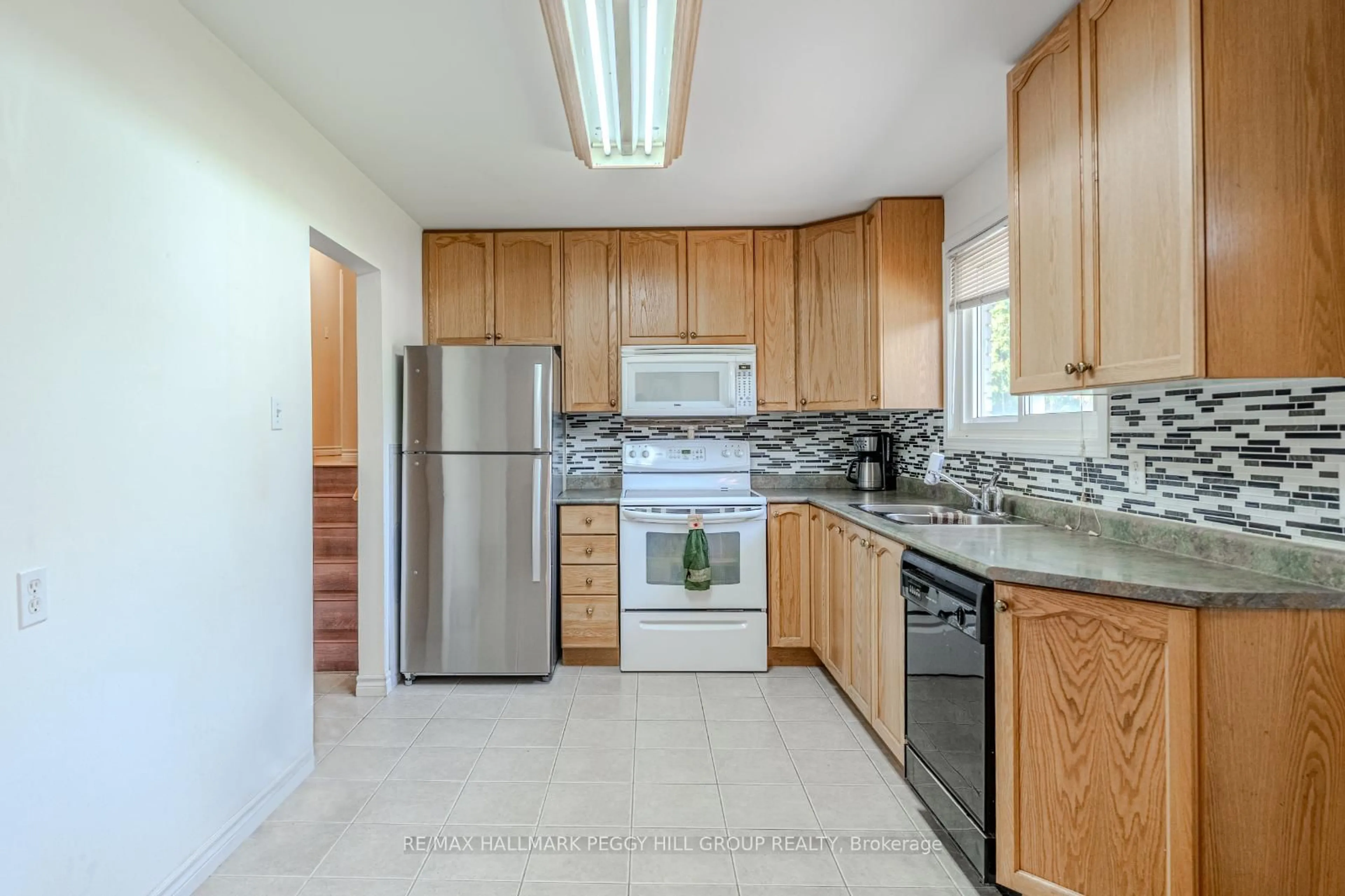 Standard kitchen, ceramic/tile floor for 223 Phillips St, Barrie Ontario L4N 3V2