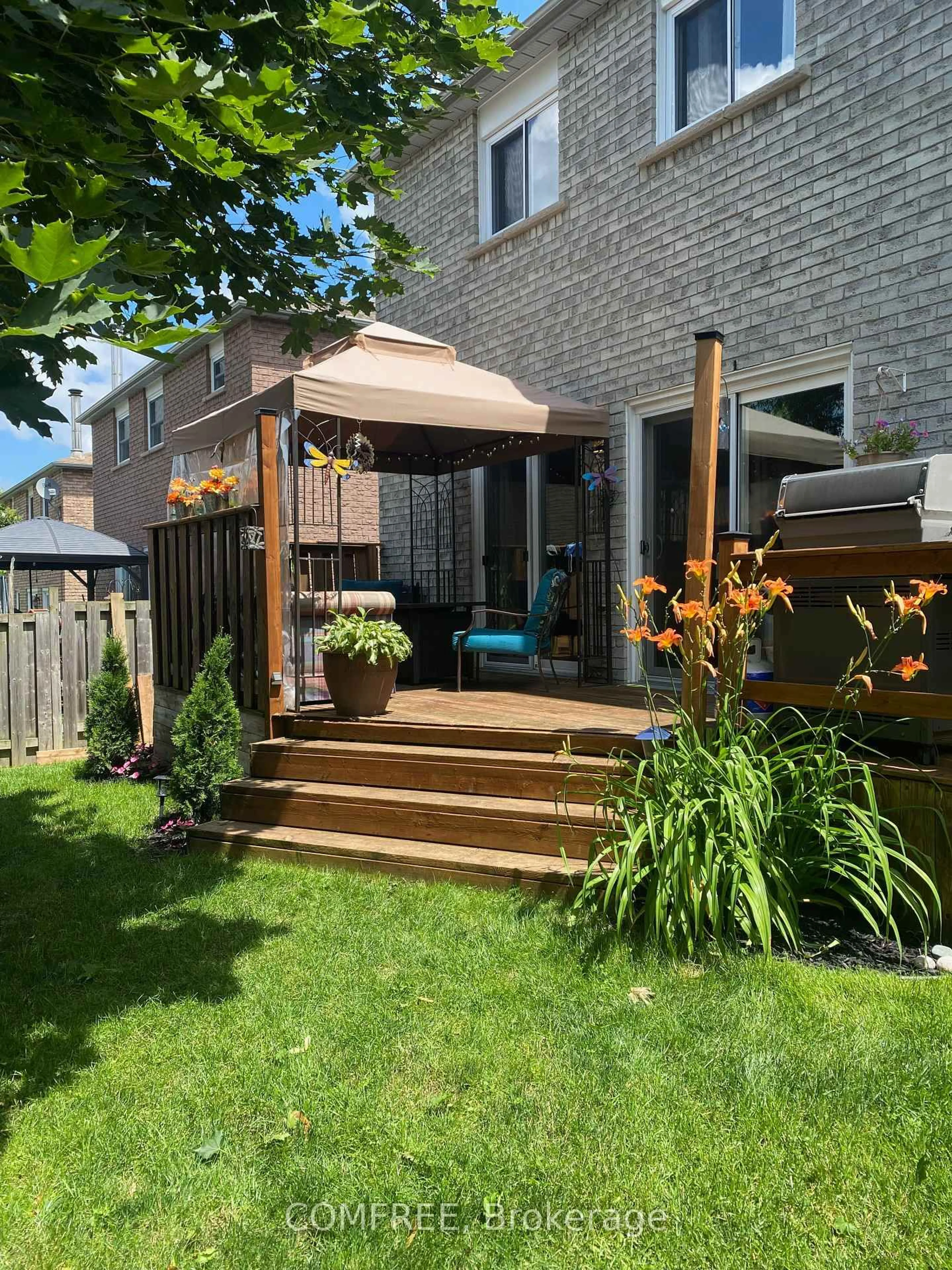 Patio, street for 61 Carruthers Cres, Barrie Ontario L4M 6A3