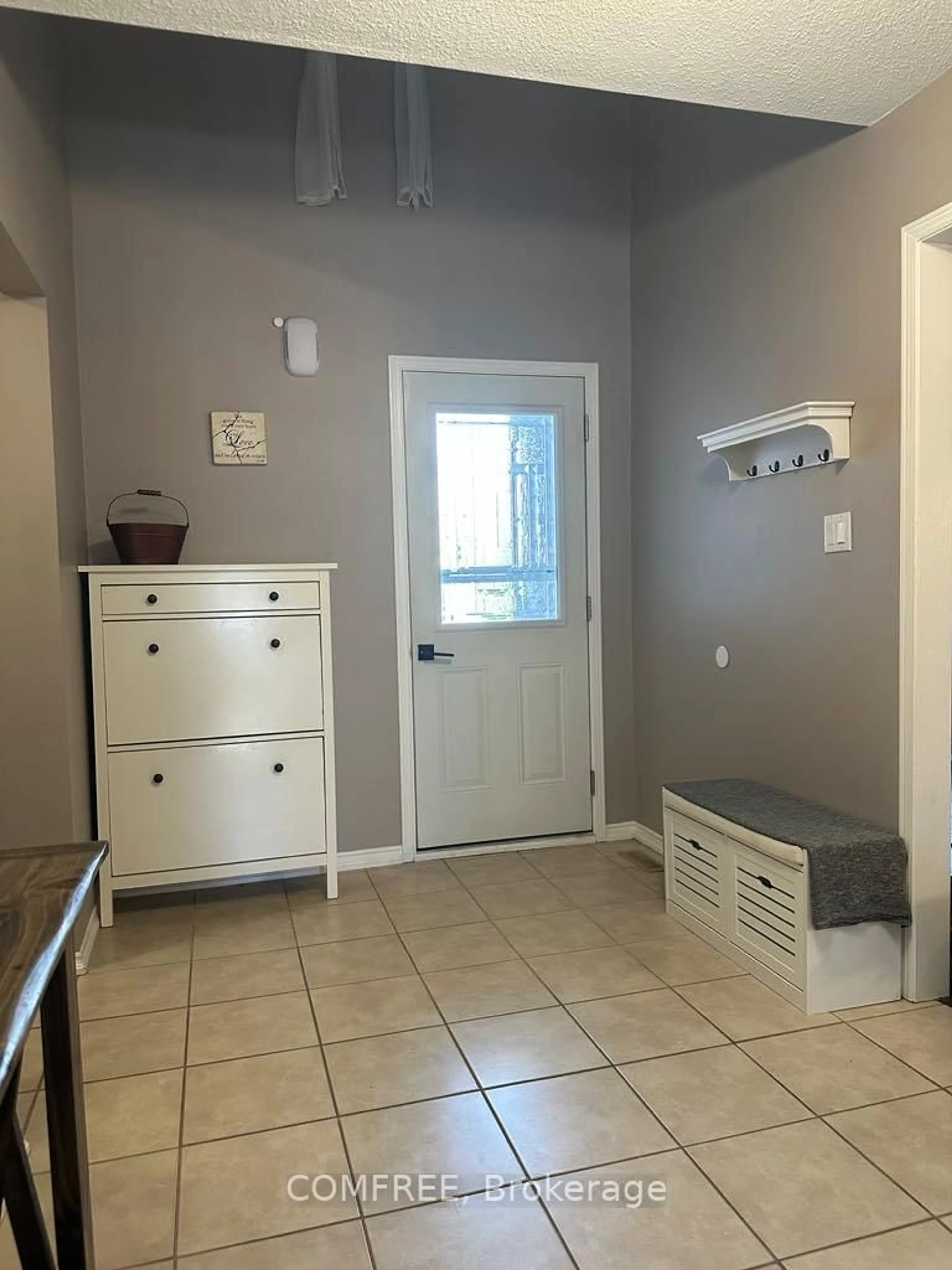 Indoor entryway for 61 Carruthers Cres, Barrie Ontario L4M 6A3