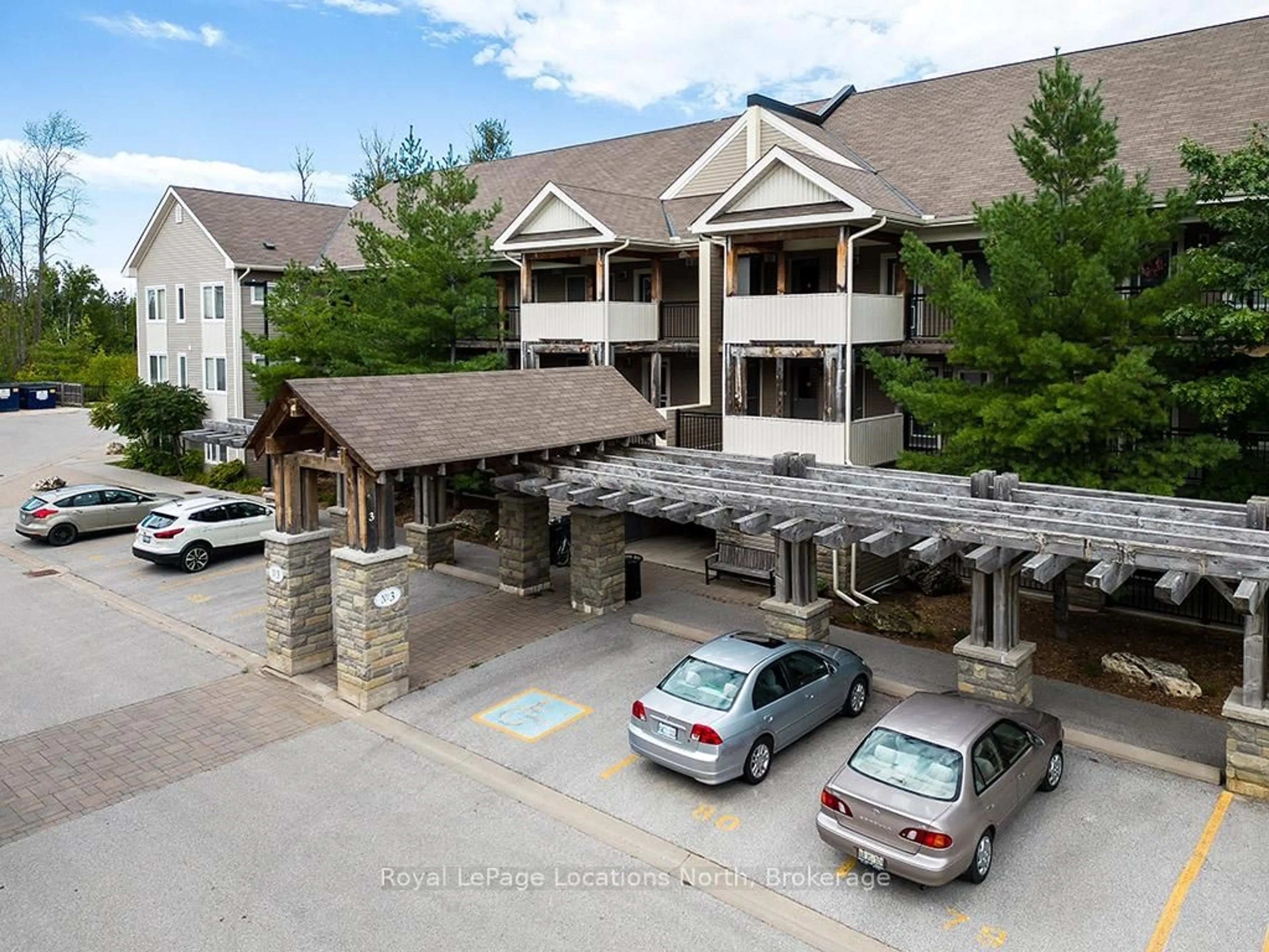 A pic from outside/outdoor area/front of a property/back of a property/a pic from drone, mountain view for 3 Brandy Lane Dr #305, Collingwood Ontario L9Y 0X4