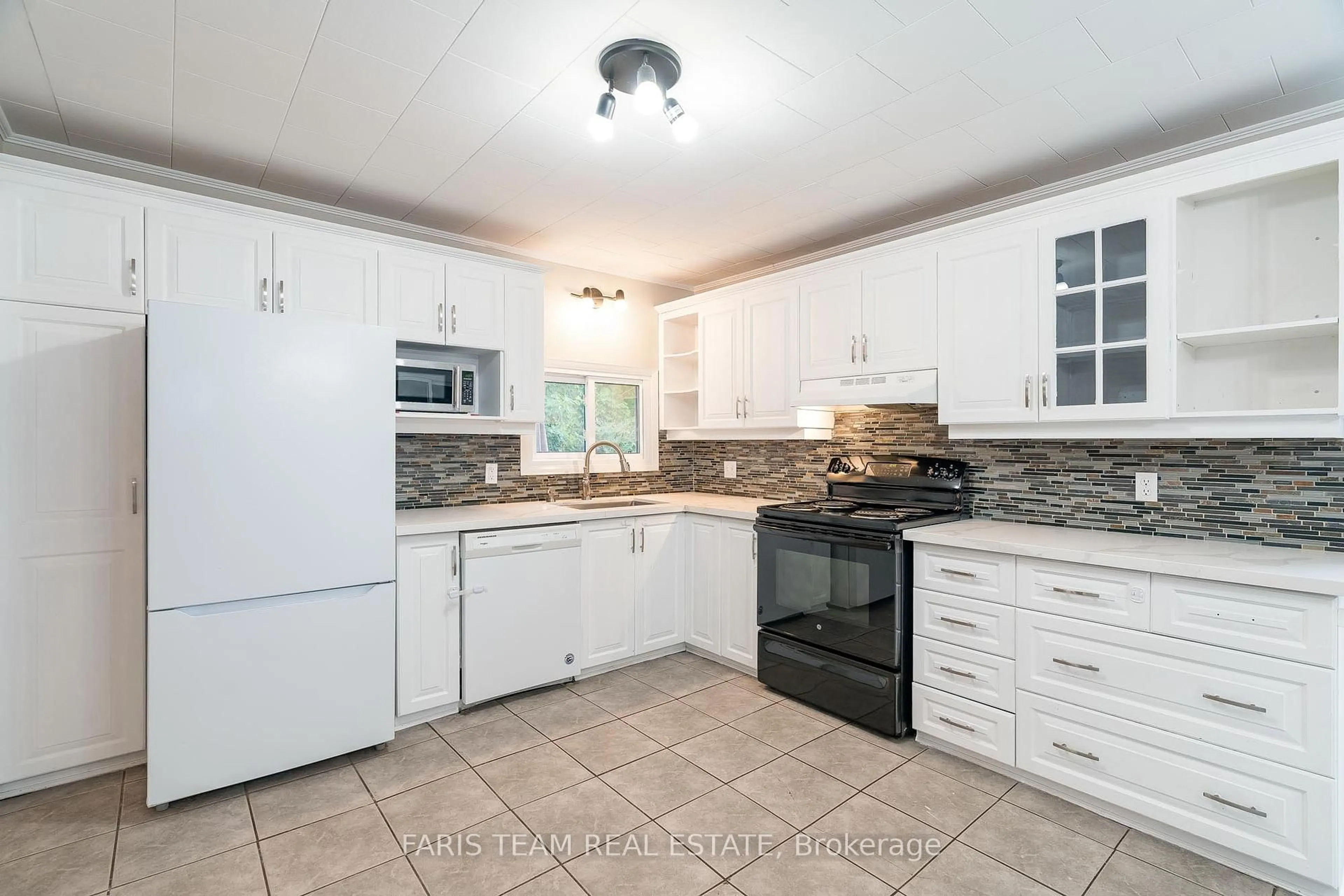 Standard kitchen, ceramic/tile floor for 79 Poyntz St, Penetanguishene Ontario L9M 1N9