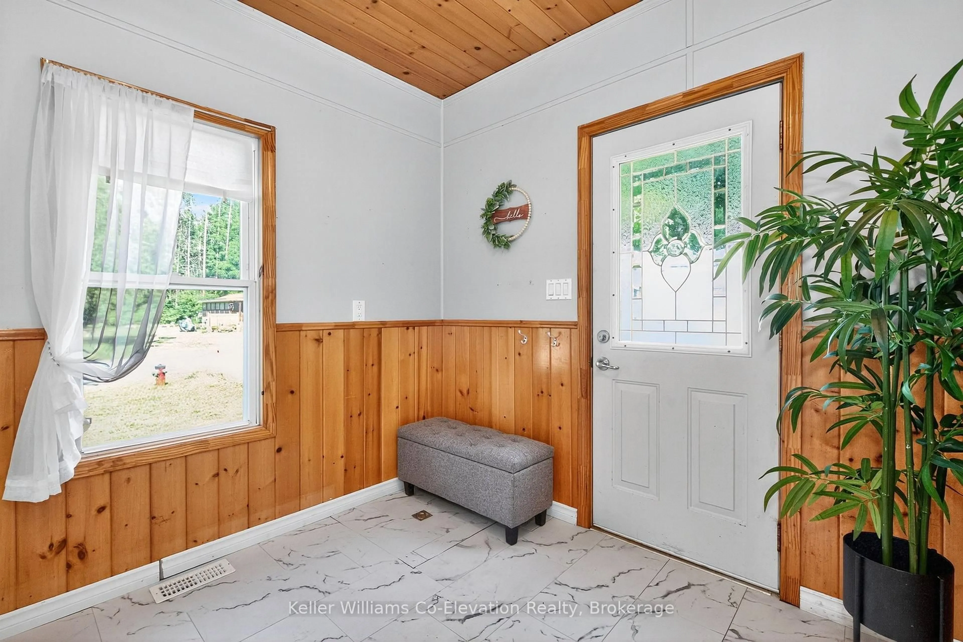 Indoor entryway for 5263 Elliott Sdrd #51, Tay Ontario L4R 4K3
