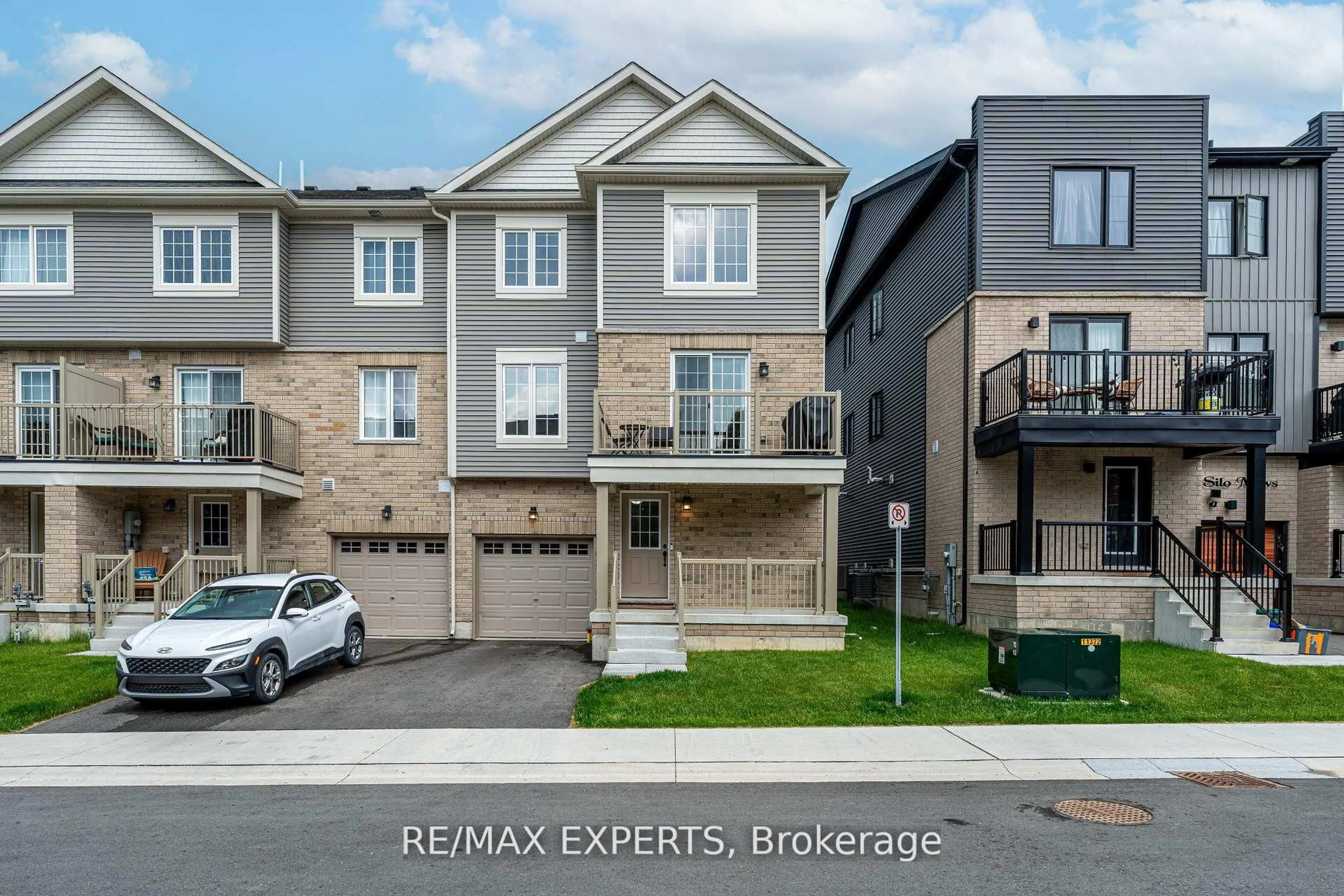 A pic from outside/outdoor area/front of a property/back of a property/a pic from drone, street for 16 Silo Mews, Barrie Ontario L9J 0V3