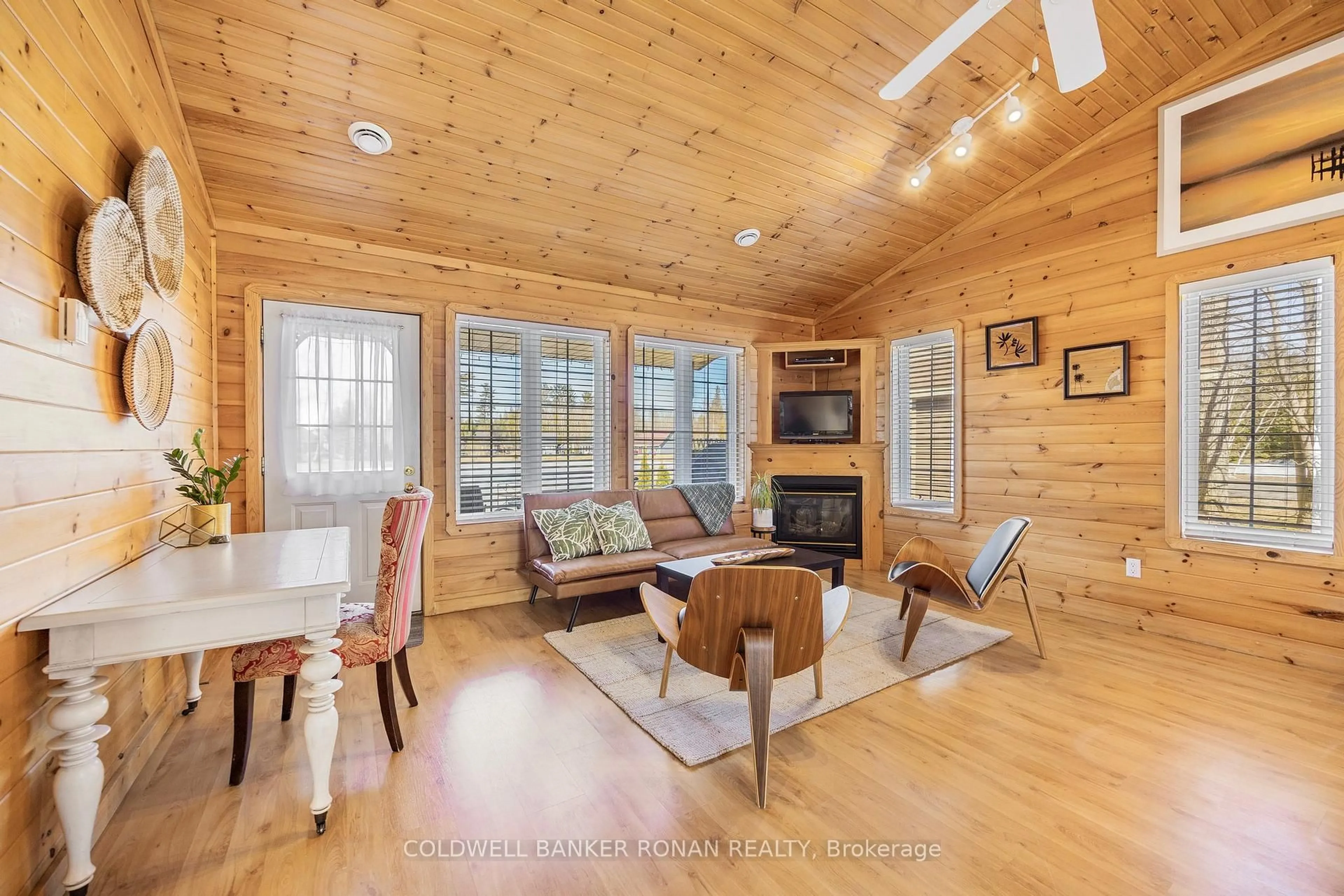 Living room with furniture, wood/laminate floor for 26 Cabin Cres, Wasaga Beach Ontario L9Z 1X7