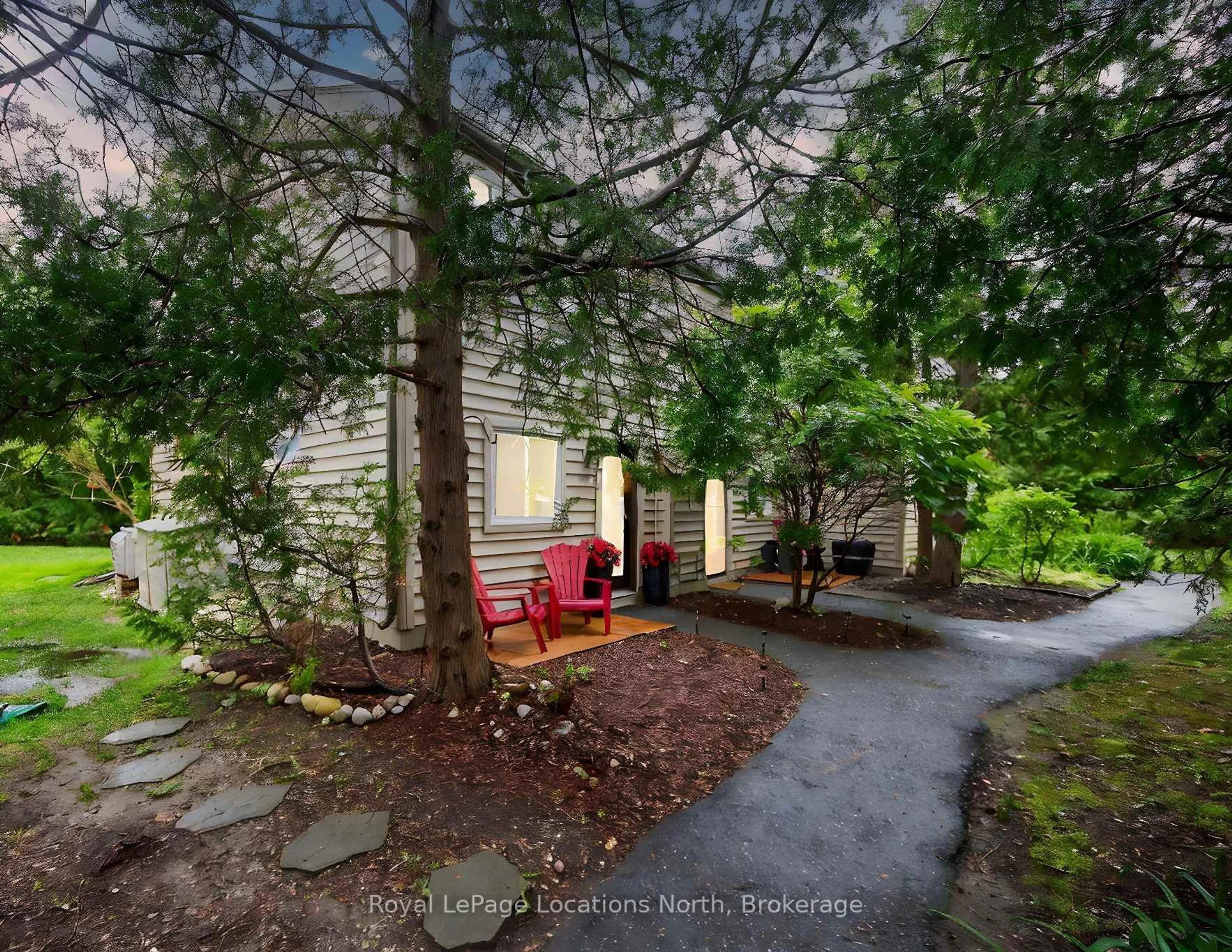 A pic from outside/outdoor area/front of a property/back of a property/a pic from drone, street for 5 Dawson Dr #305, Collingwood Ontario L9Y 5B4