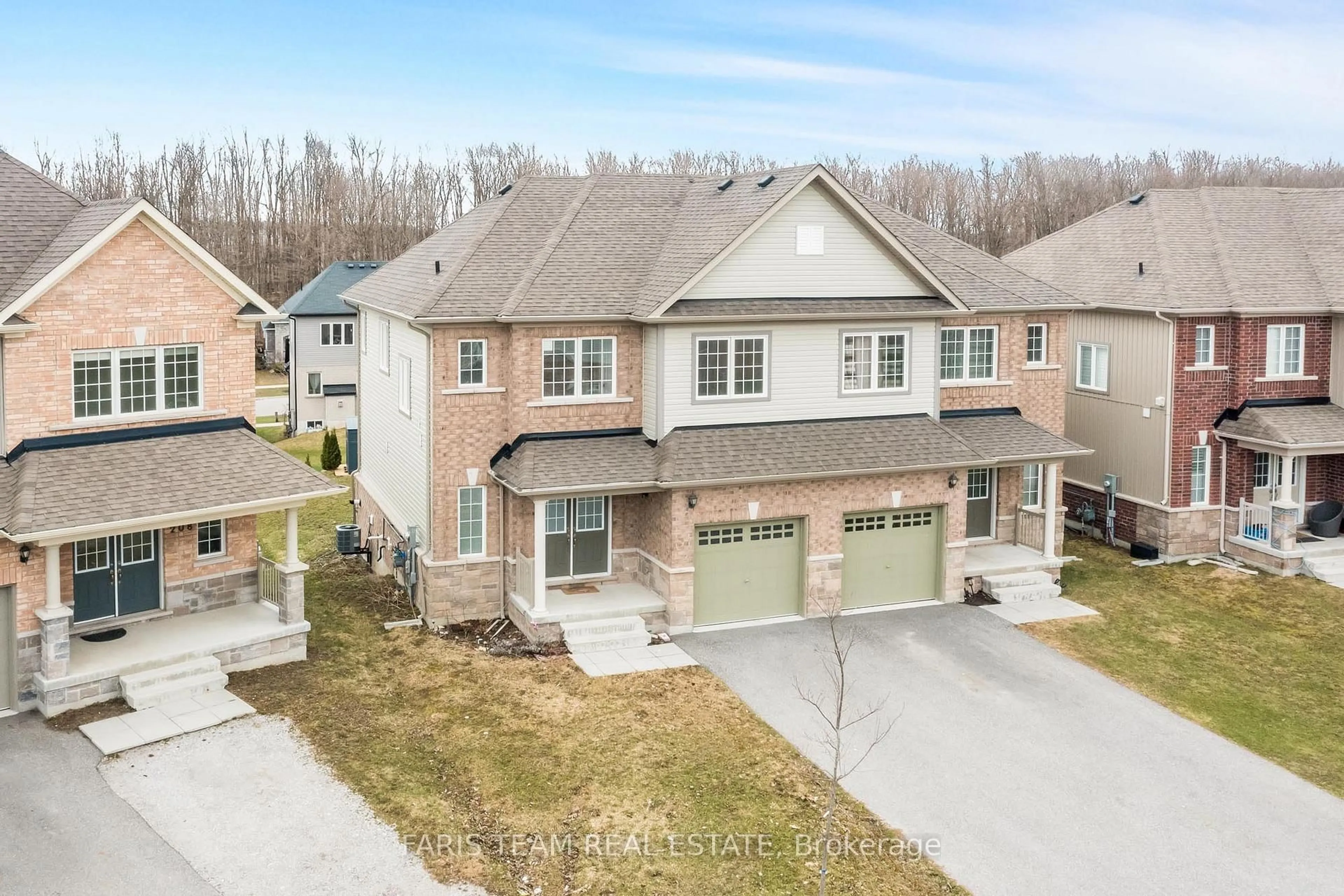 A pic from outside/outdoor area/front of a property/back of a property/a pic from drone, street for 210 Isabella Dr, Orillia Ontario L3V 8K7