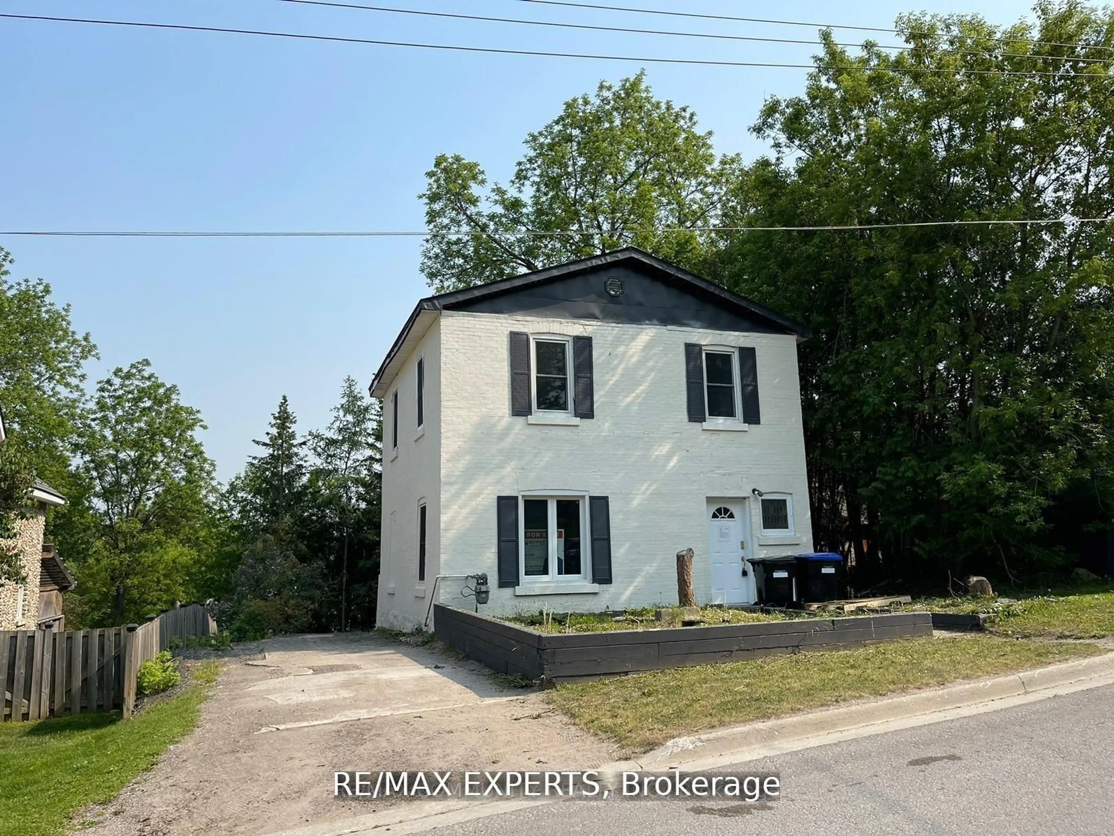 A pic from outside/outdoor area/front of a property/back of a property/a pic from drone, building for 509 Nottingham St, Tay Ontario L0K 1R0