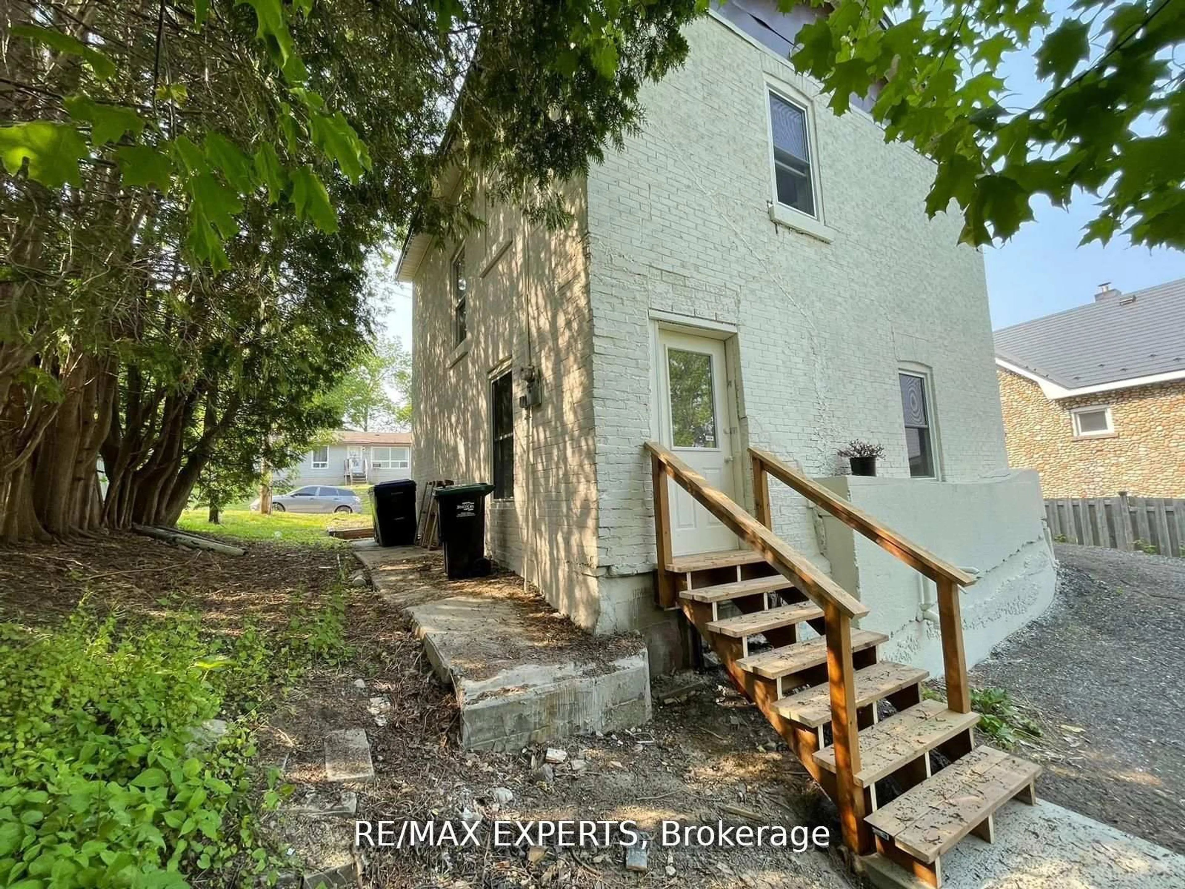 A pic from outside/outdoor area/front of a property/back of a property/a pic from drone, street for 509 Nottingham St, Tay Ontario L0K 1R0