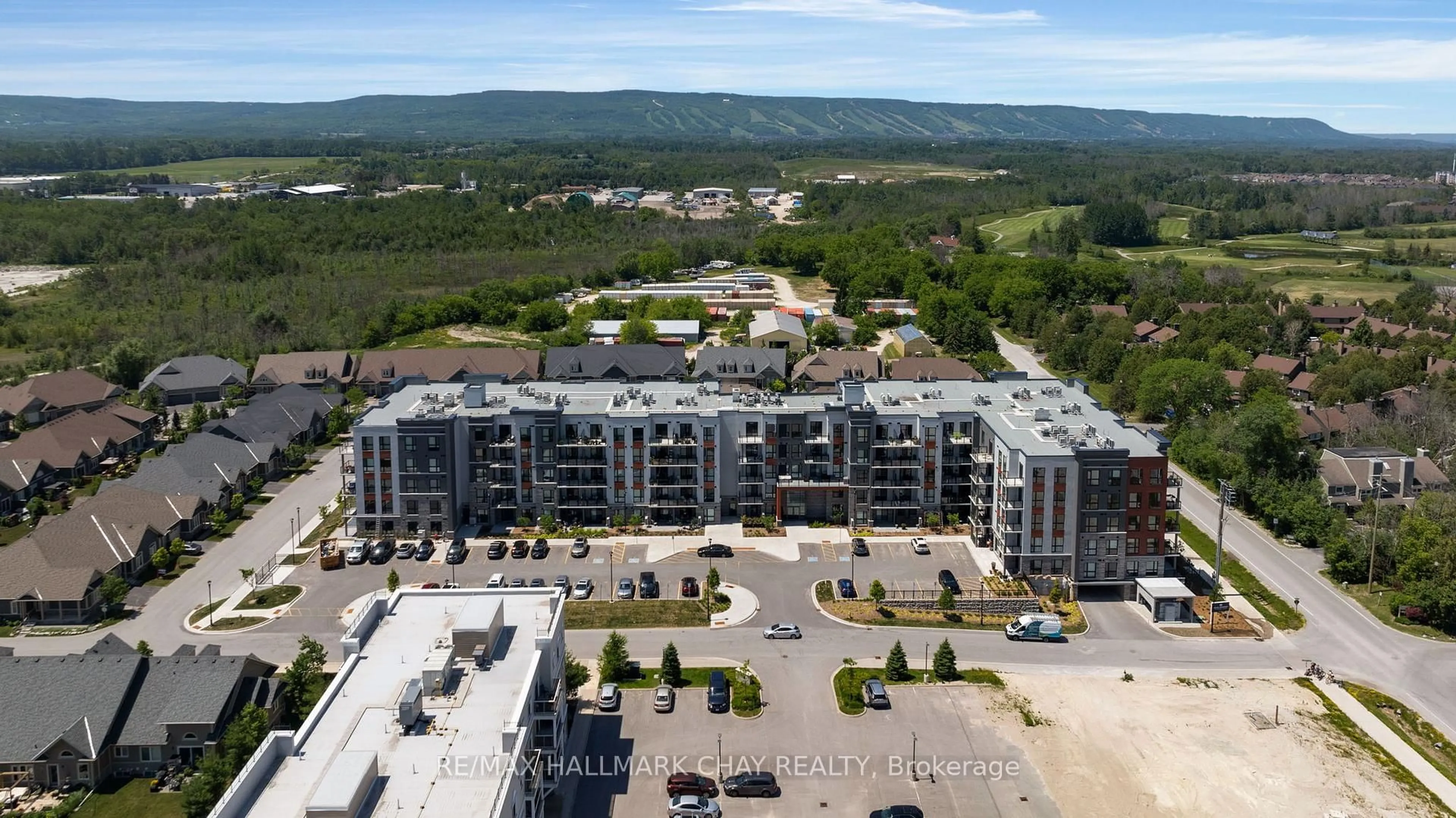 A pic from outside/outdoor area/front of a property/back of a property/a pic from drone, mountain view for 4 Kimberly Lane #224, Collingwood Ontario L9Y 5T6