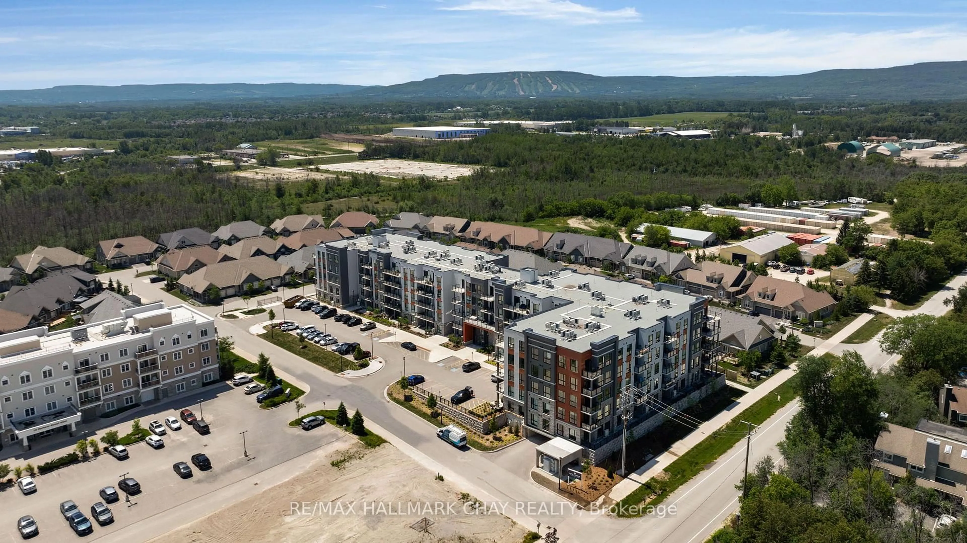 A pic from outside/outdoor area/front of a property/back of a property/a pic from drone, unknown for 4 Kimberly Lane #224, Collingwood Ontario L9Y 5T6