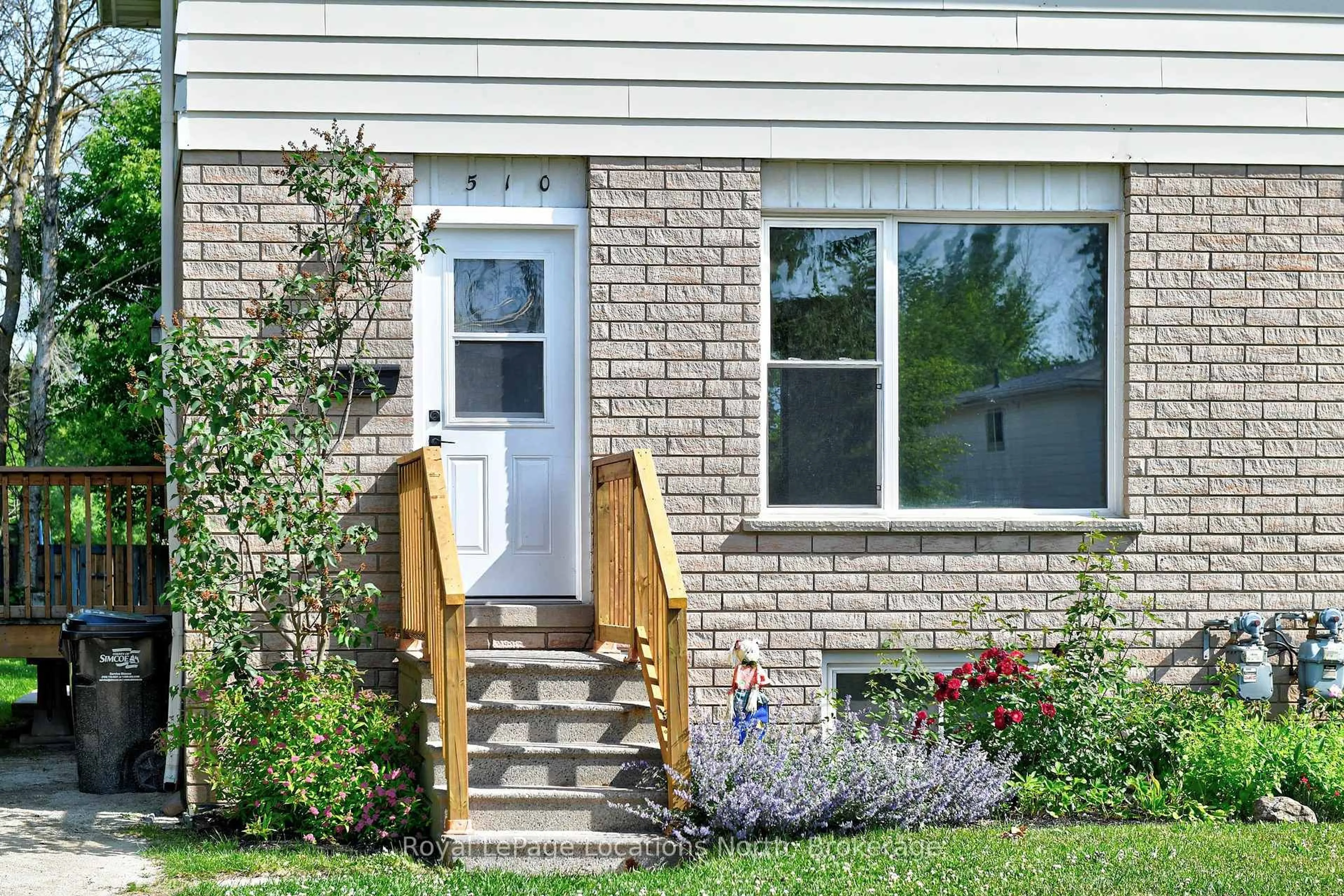 Home with vinyl exterior material, street for 510 Tenth St, Collingwood Ontario L9Y 2H3