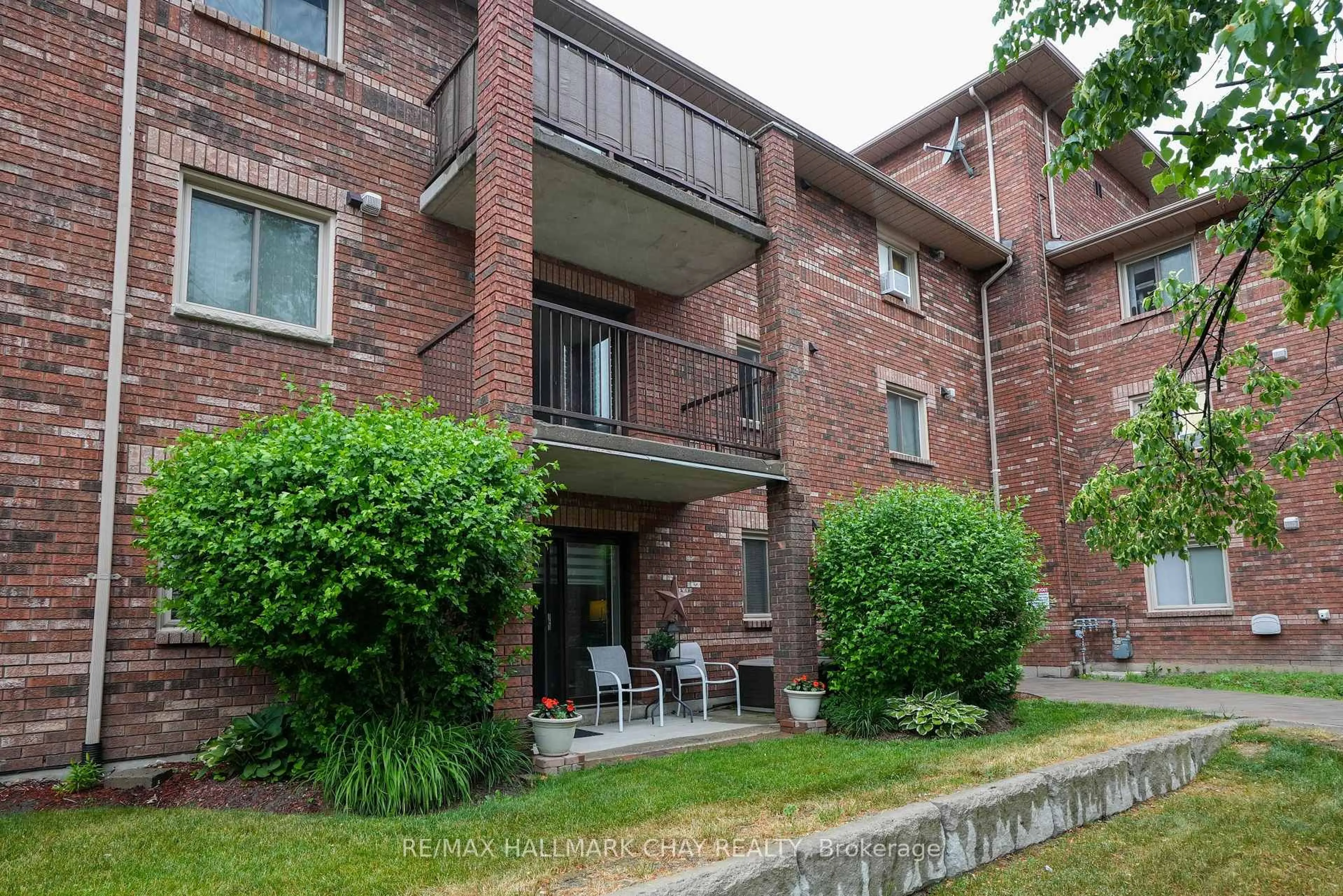 Patio, unknown for 1 Quail Cres #106, Barrie Ontario L4N 6W9
