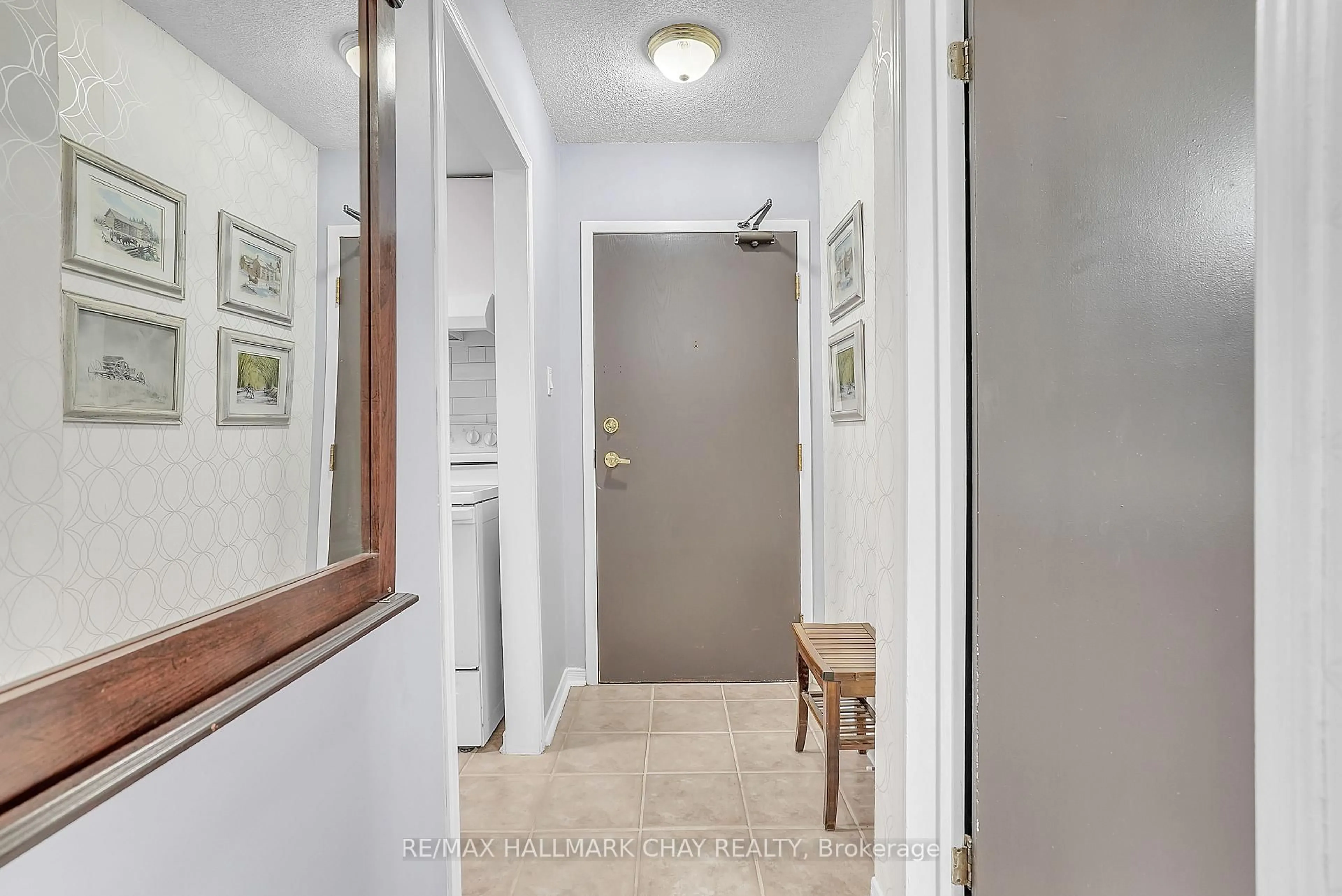Indoor entryway for 1 Quail Cres #106, Barrie Ontario L4N 6W9