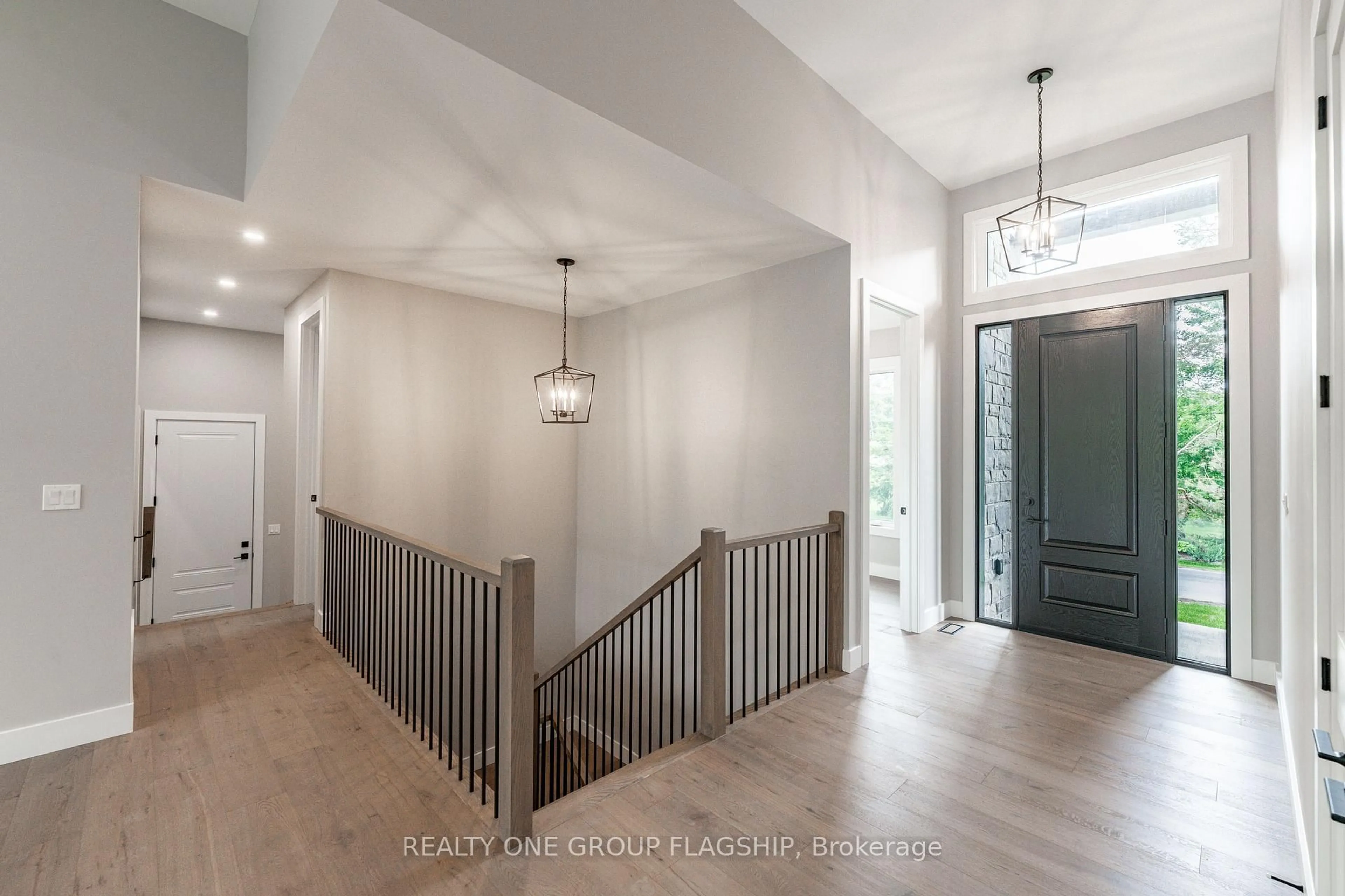 Indoor entryway for 32 Alpine Way, Oro-Medonte Ontario L0L 2L0