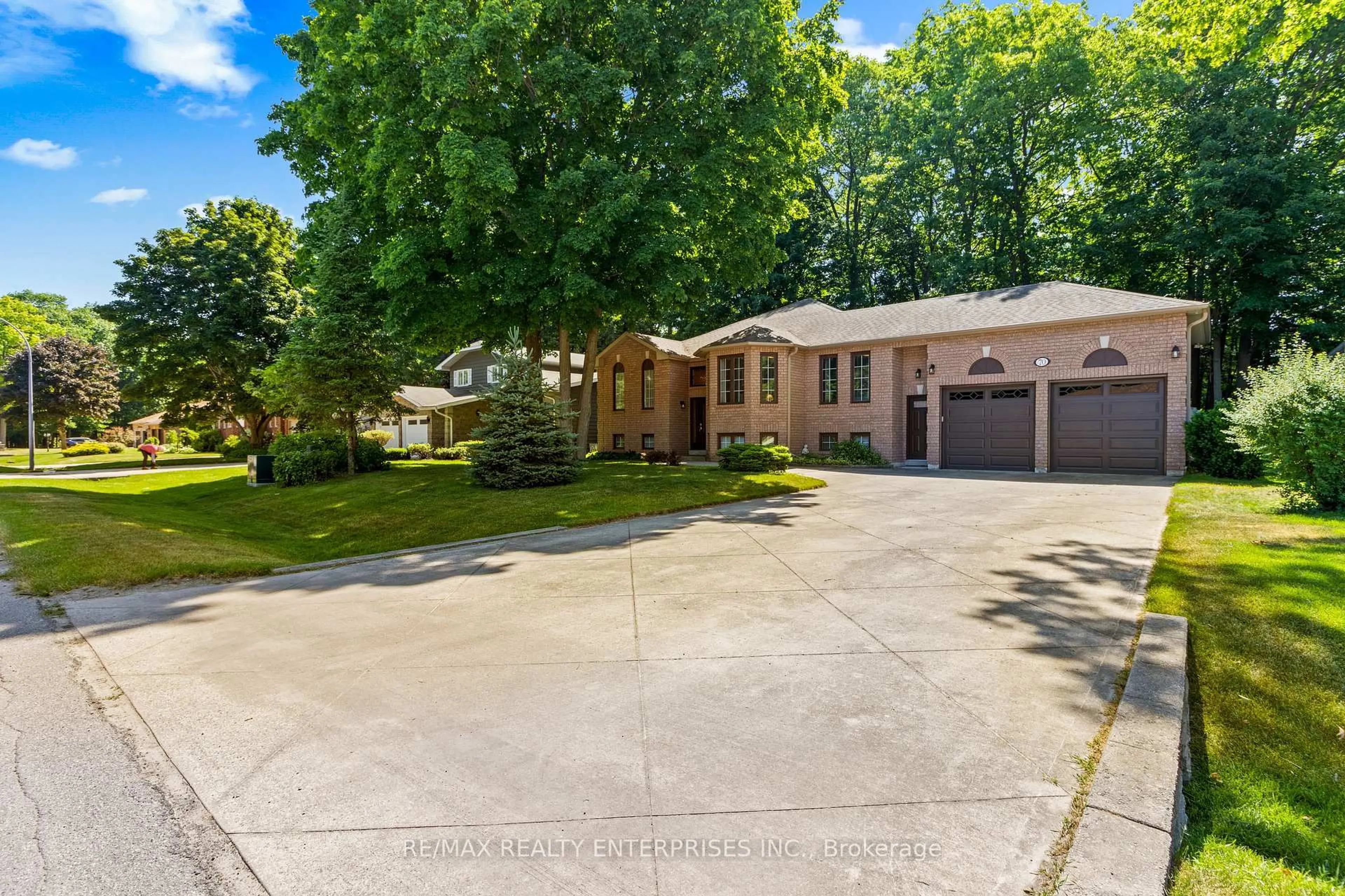 A pic from outside/outdoor area/front of a property/back of a property/a pic from drone, street for 70 Downer Cres, Wasaga Beach Ontario L9Z 1C3