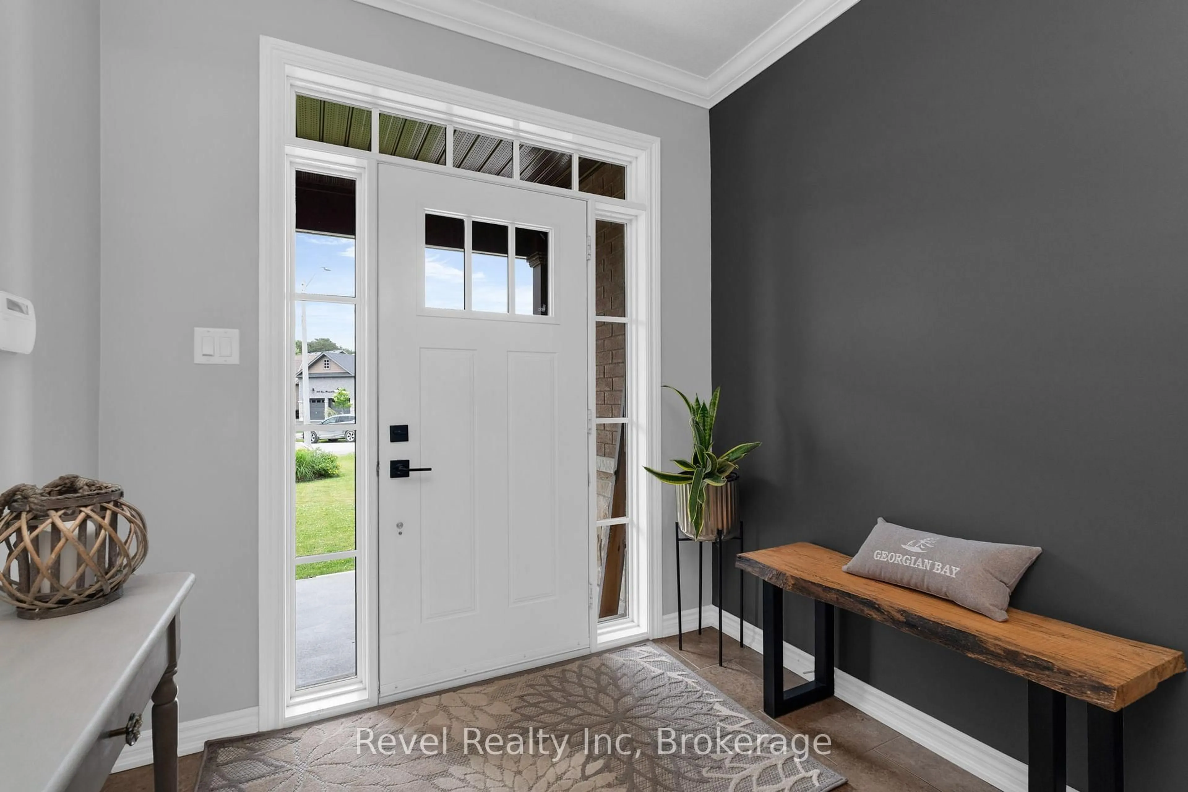 Indoor entryway for 413 RUSS HOWARD Dr, Midland Ontario L4R 0A6