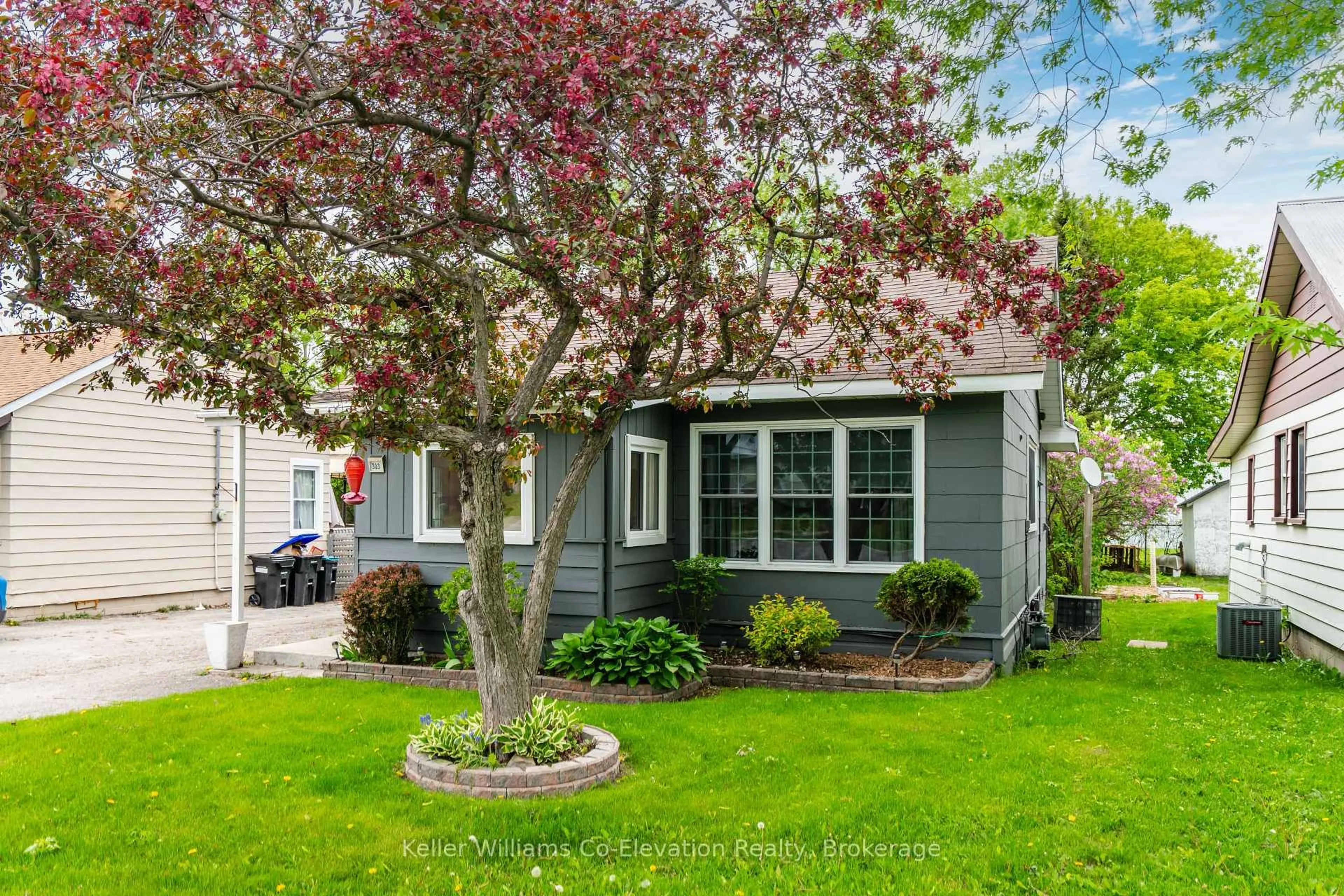 Home with vinyl exterior material, street for 303 William St, Midland Ontario L4R 4G2