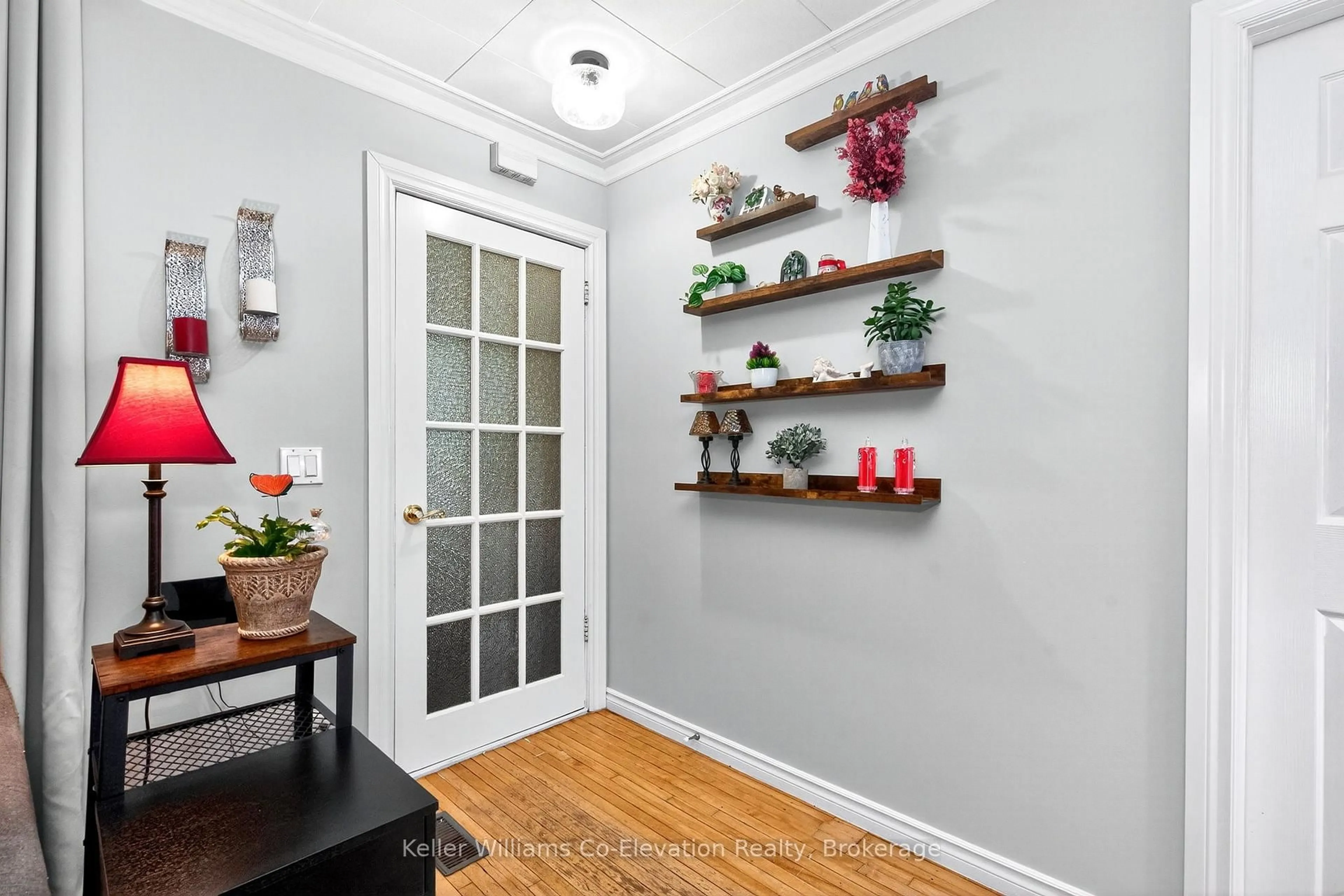 Indoor entryway for 303 William St, Midland Ontario L4R 4G2