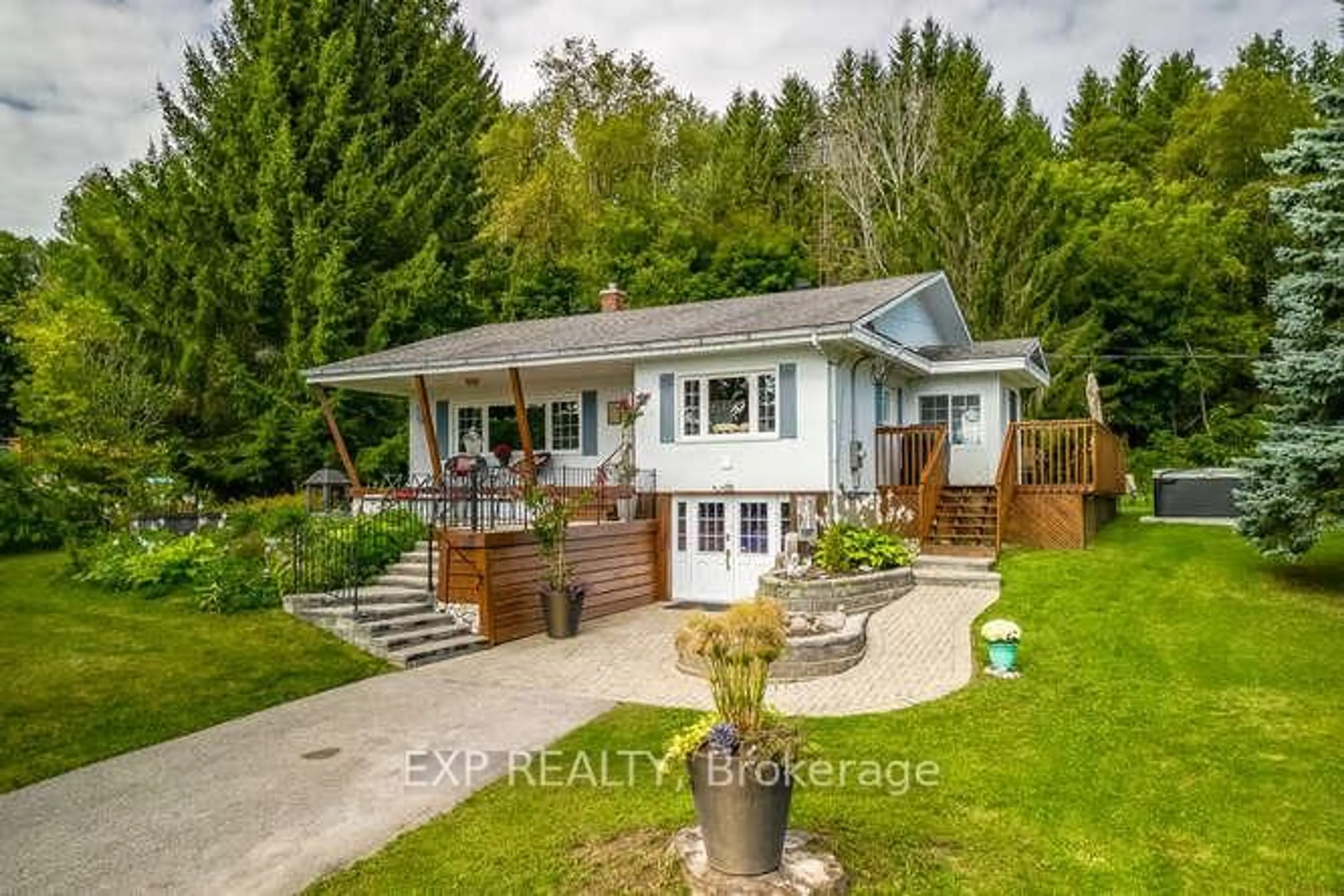 A pic from outside/outdoor area/front of a property/back of a property/a pic from drone, street for 304 Champlain Rd, Penetanguishene Ontario L9M 1S4