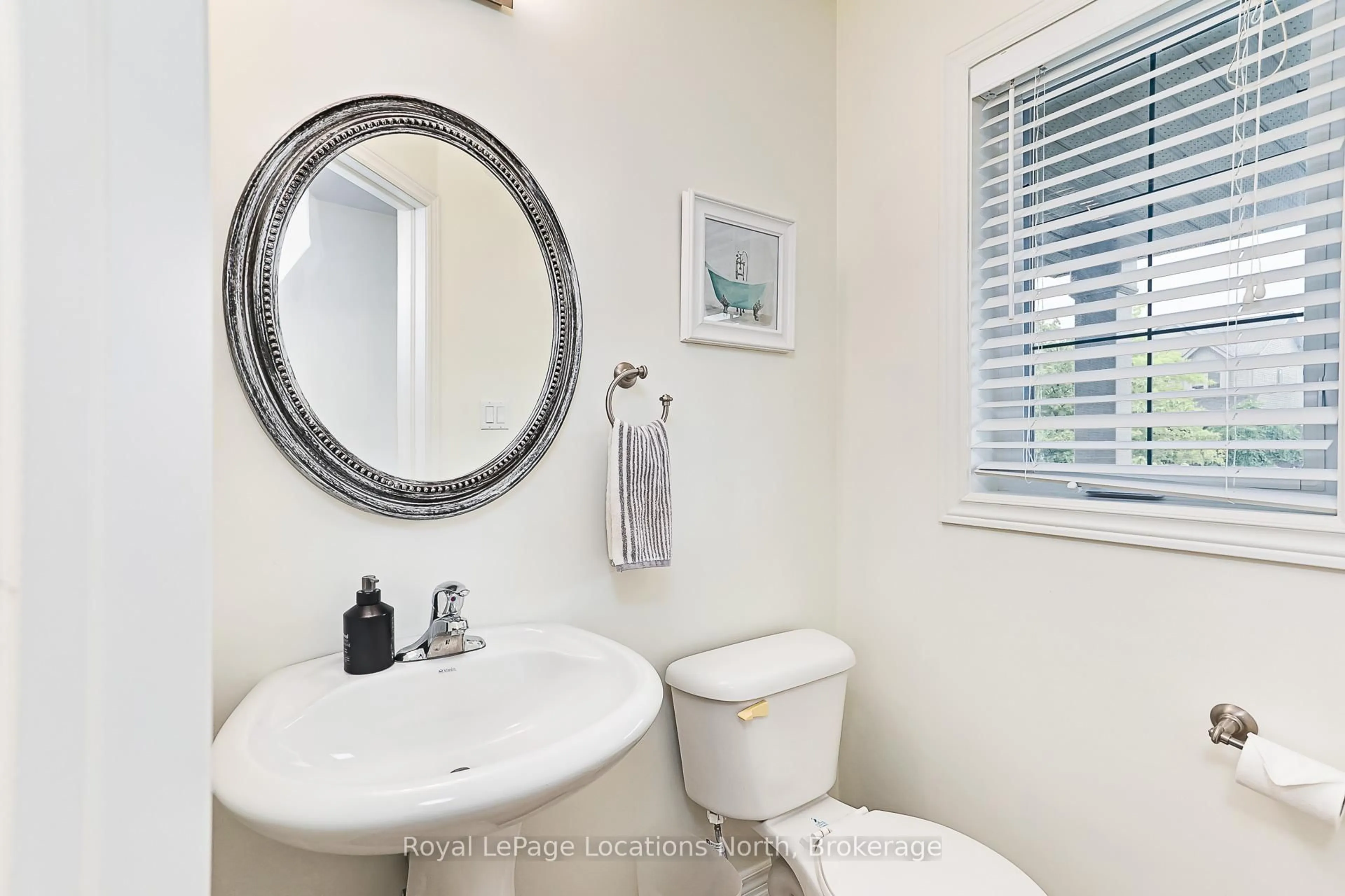 Standard bathroom, ceramic/tile floor for 31 Barr St, Collingwood Ontario L9Y 0E7