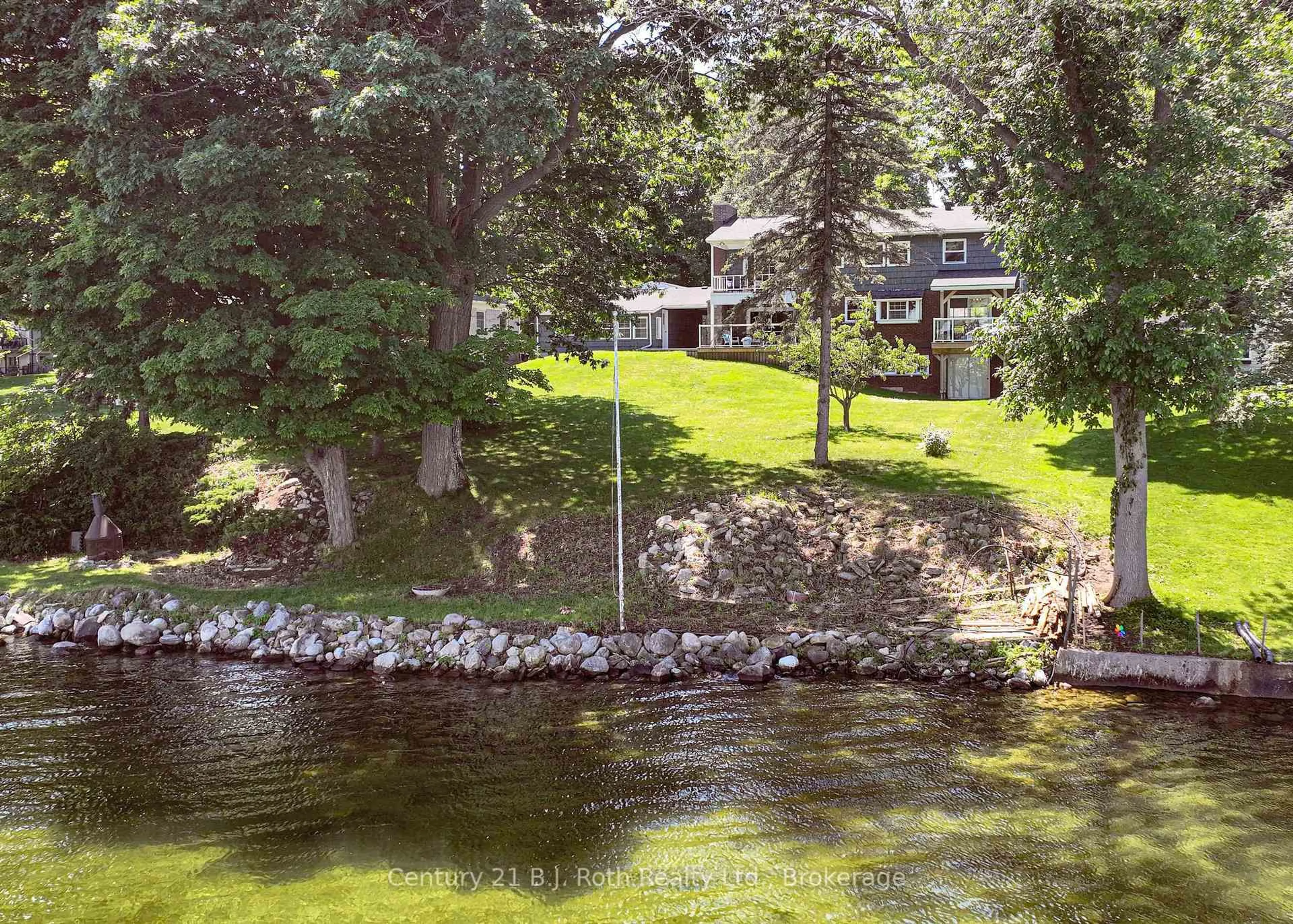 A pic from outside/outdoor area/front of a property/back of a property/a pic from drone, water/lake/river/ocean view for 330 Bay St, Orillia Ontario L3V 3X4