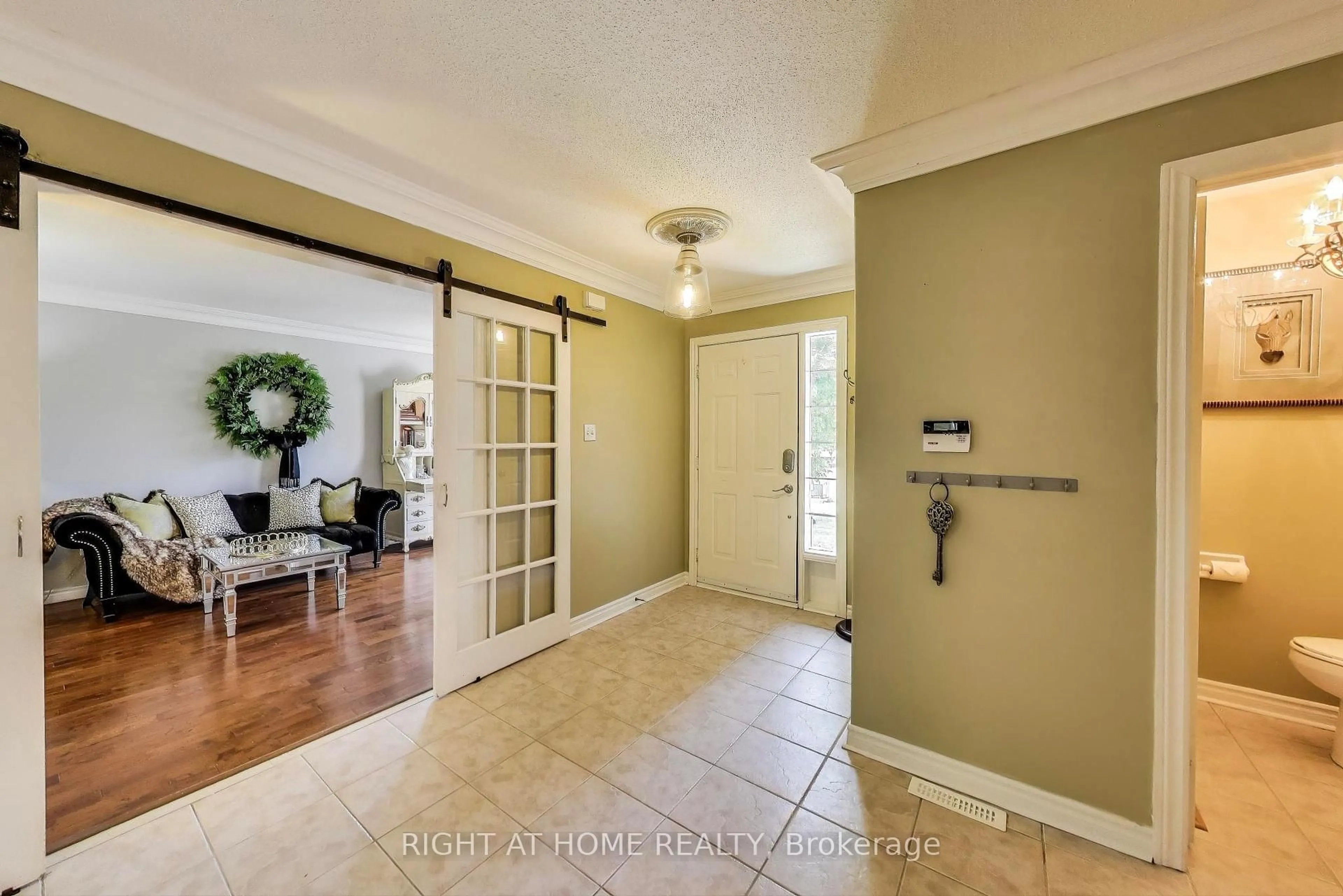 Indoor entryway for 55 Knupp Rd, Barrie Ontario L4N 0R7