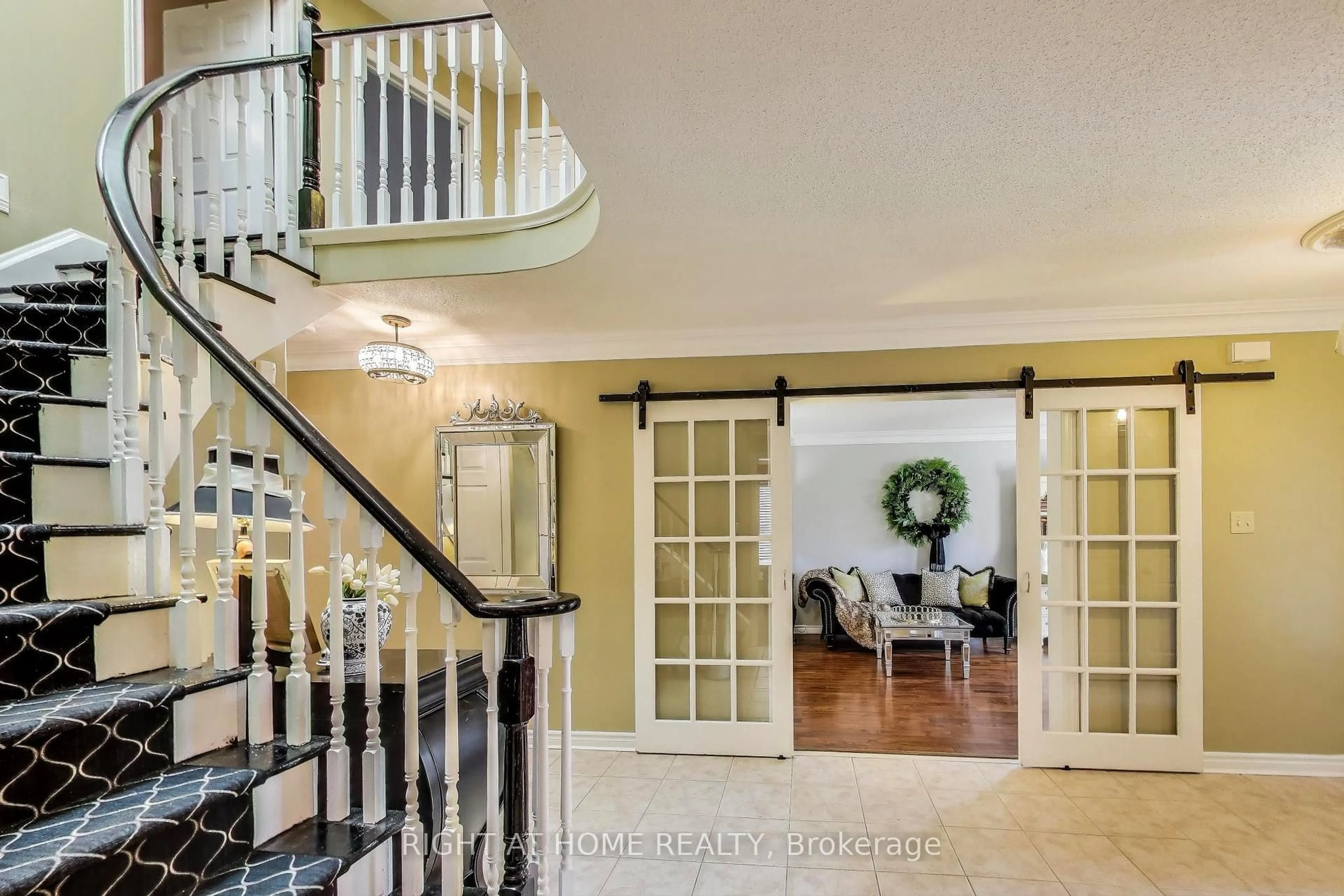 Indoor entryway for 55 Knupp Rd, Barrie Ontario L4N 0R7