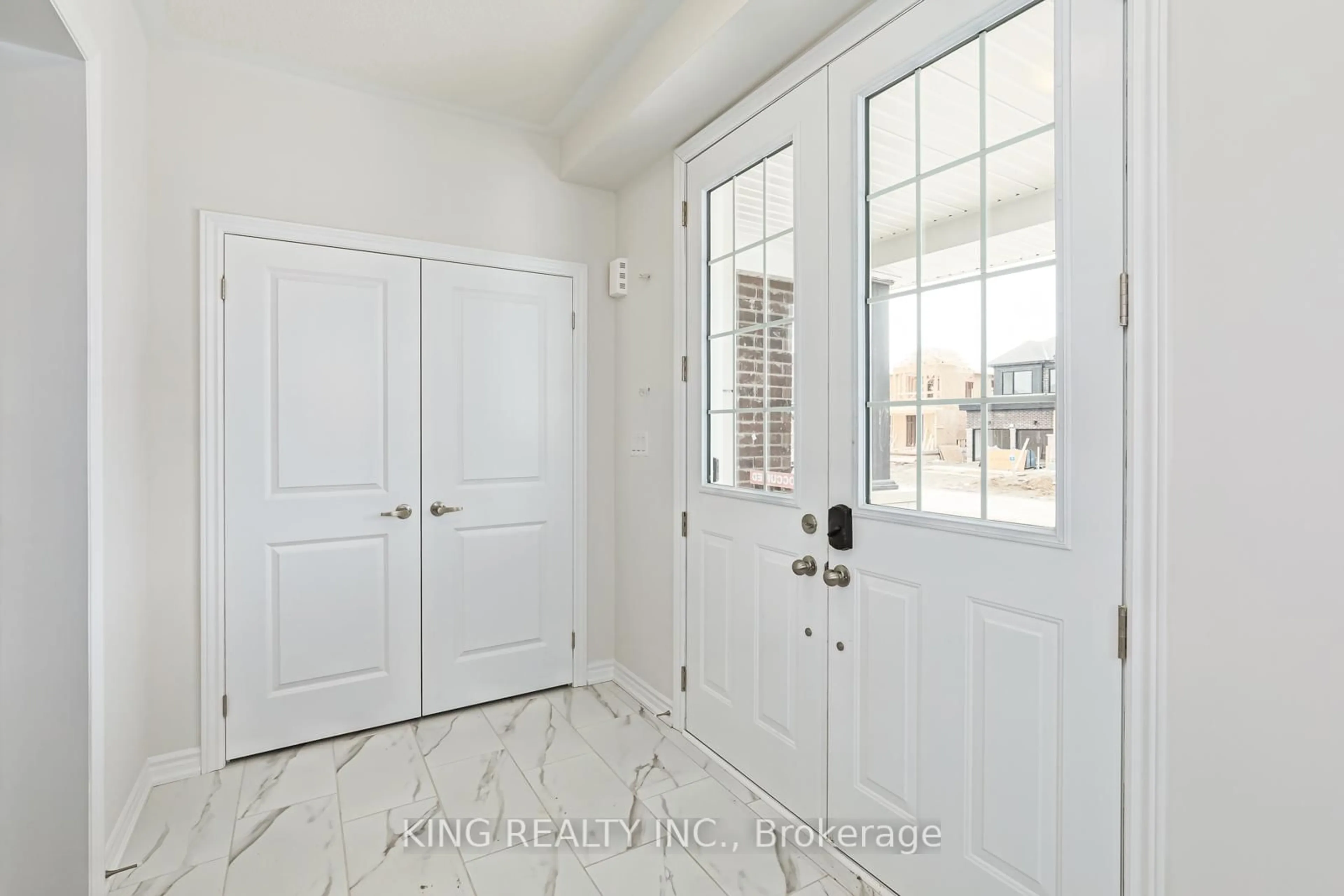 Indoor entryway for 22 Rosanne Circ, Wasaga Beach Ontario L9Z 0N4