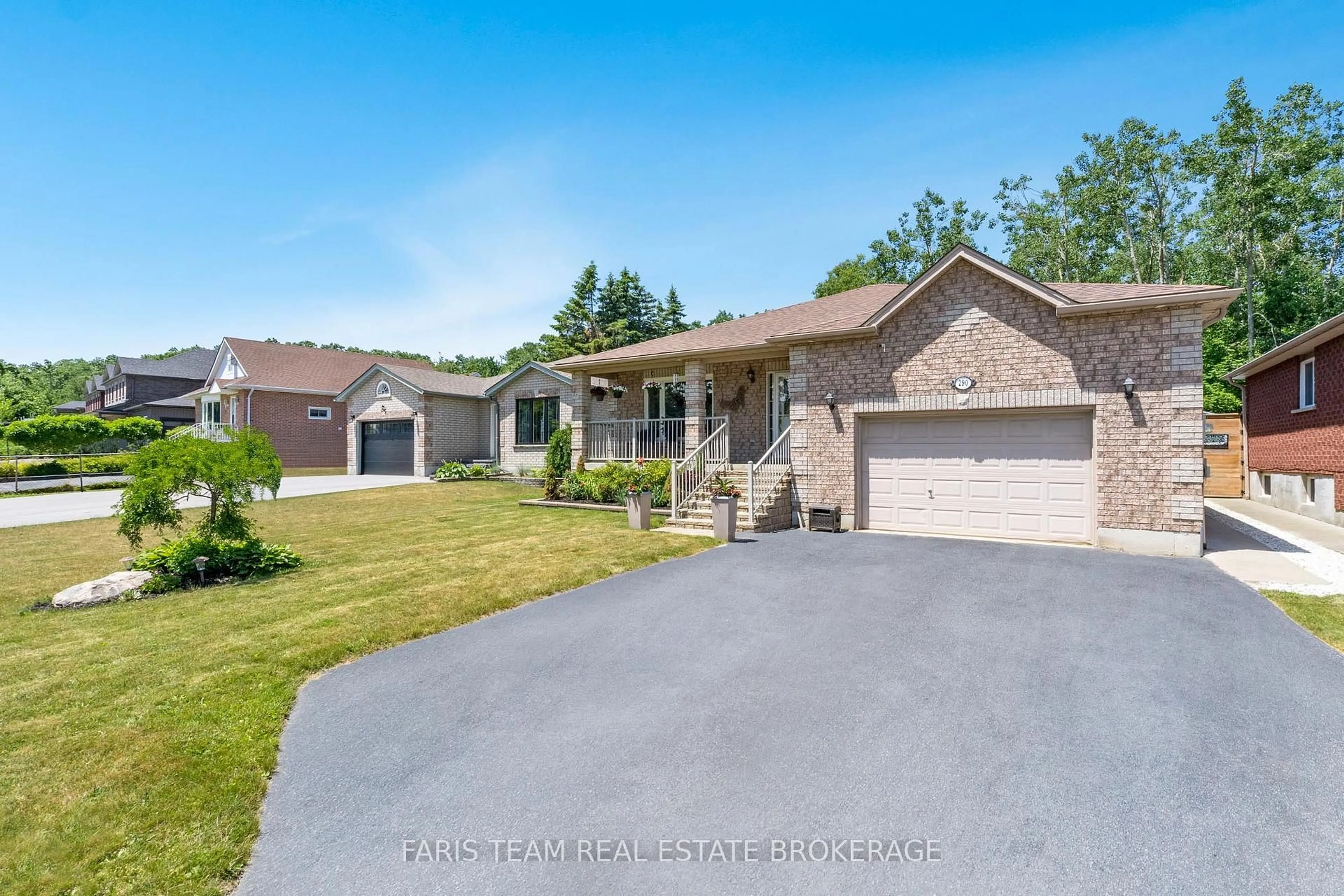 A pic from outside/outdoor area/front of a property/back of a property/a pic from drone, street for 290 Edgehill Dr, Barrie Ontario L4N 9X4