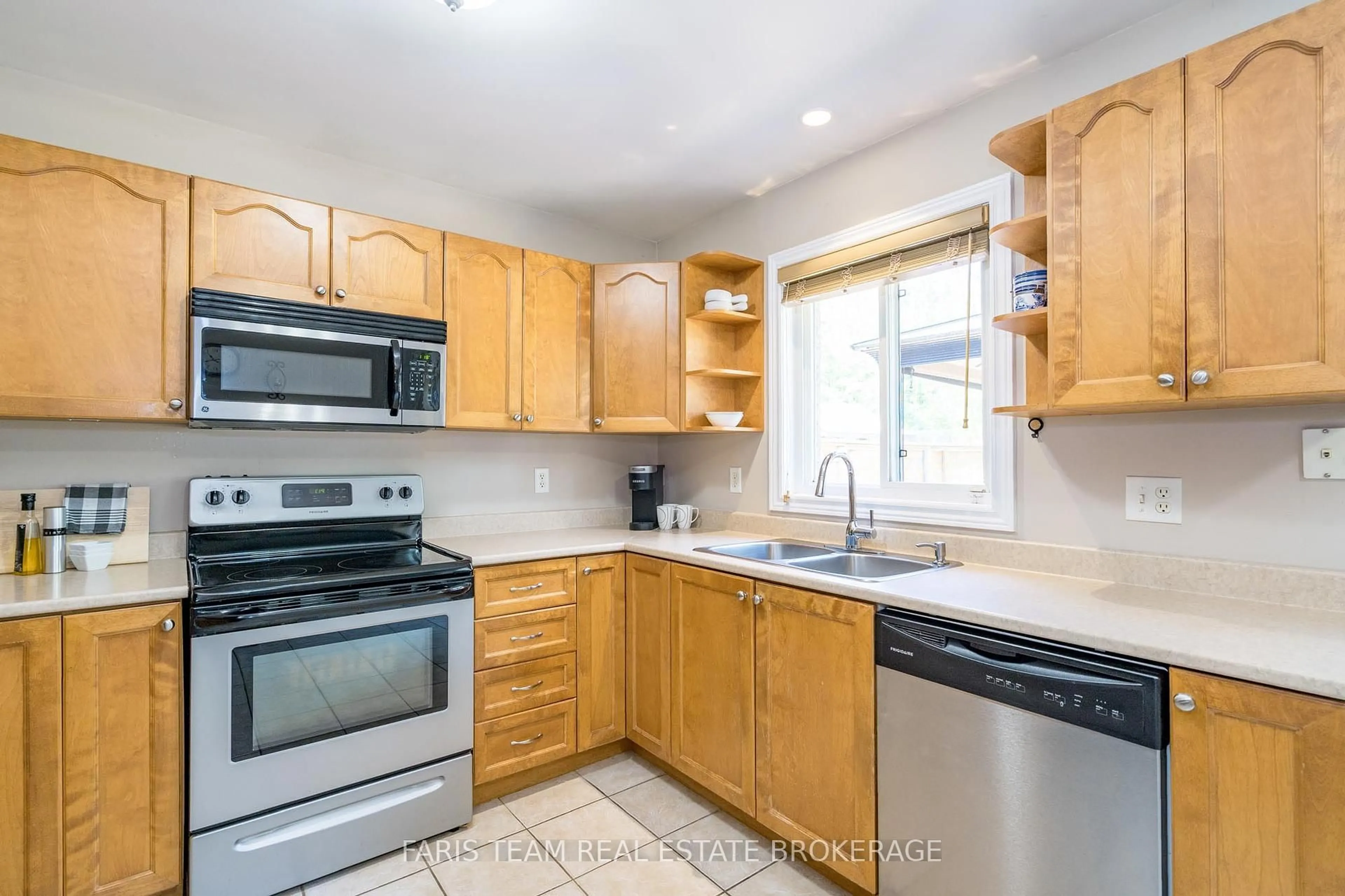 Standard kitchen, ceramic/tile floor for 290 Edgehill Dr, Barrie Ontario L4N 9X4