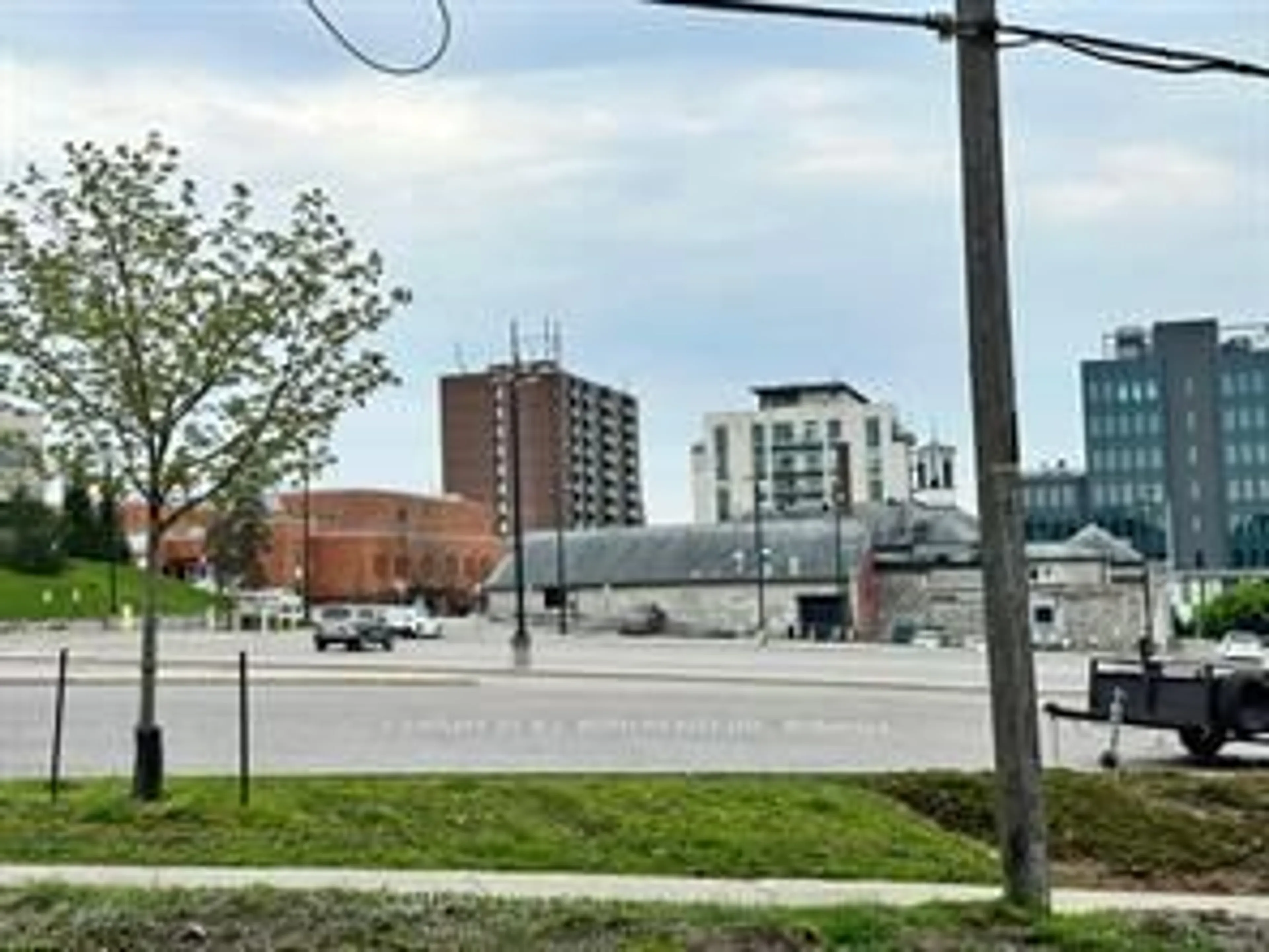 Blurry image for 99 Mulcaster St, Barrie Ontario L4M 3M7