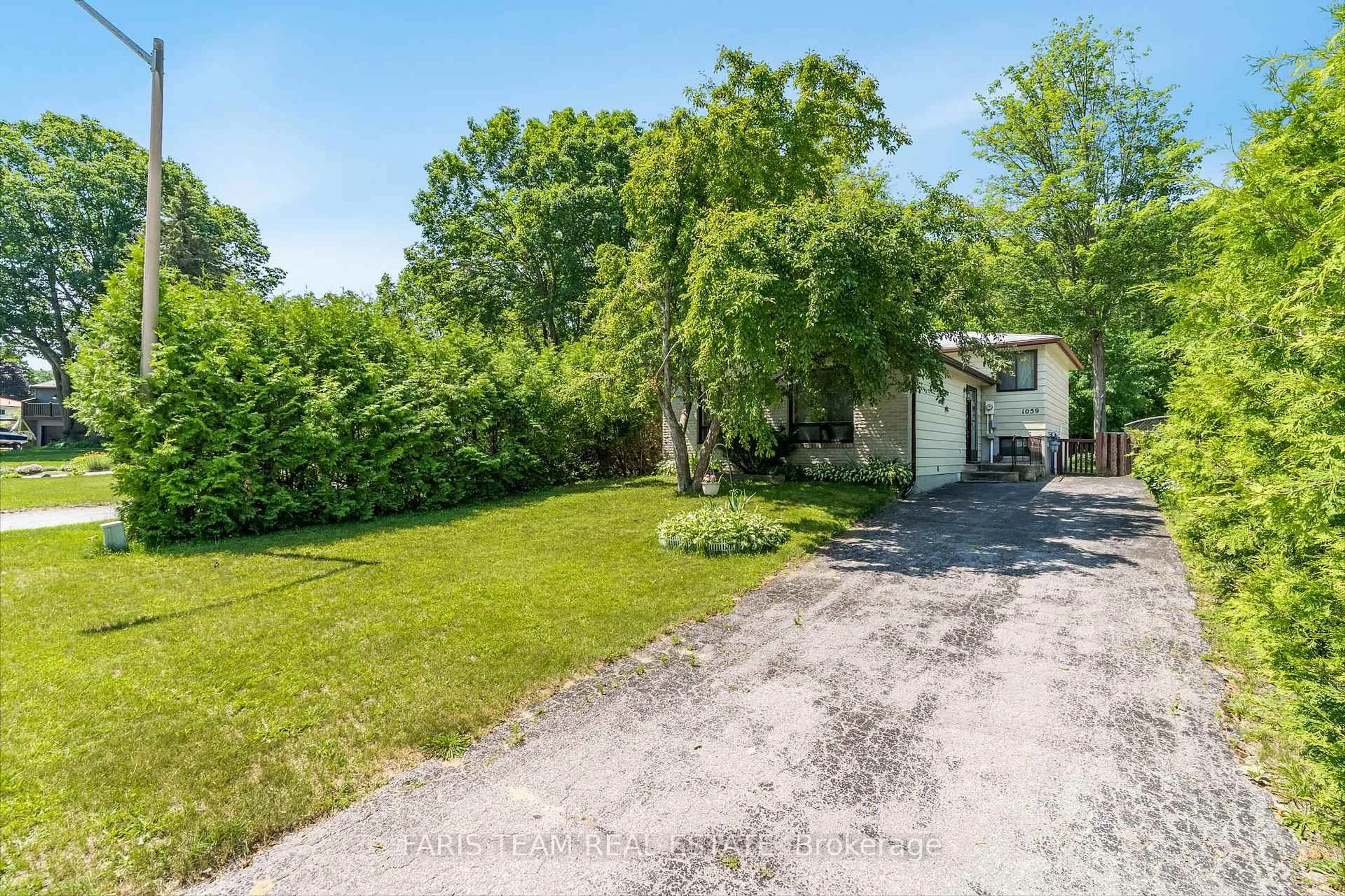 A pic from outside/outdoor area/front of a property/back of a property/a pic from drone, street for 1059 Glen Mhor Cres, Midland Ontario L4R 4P5