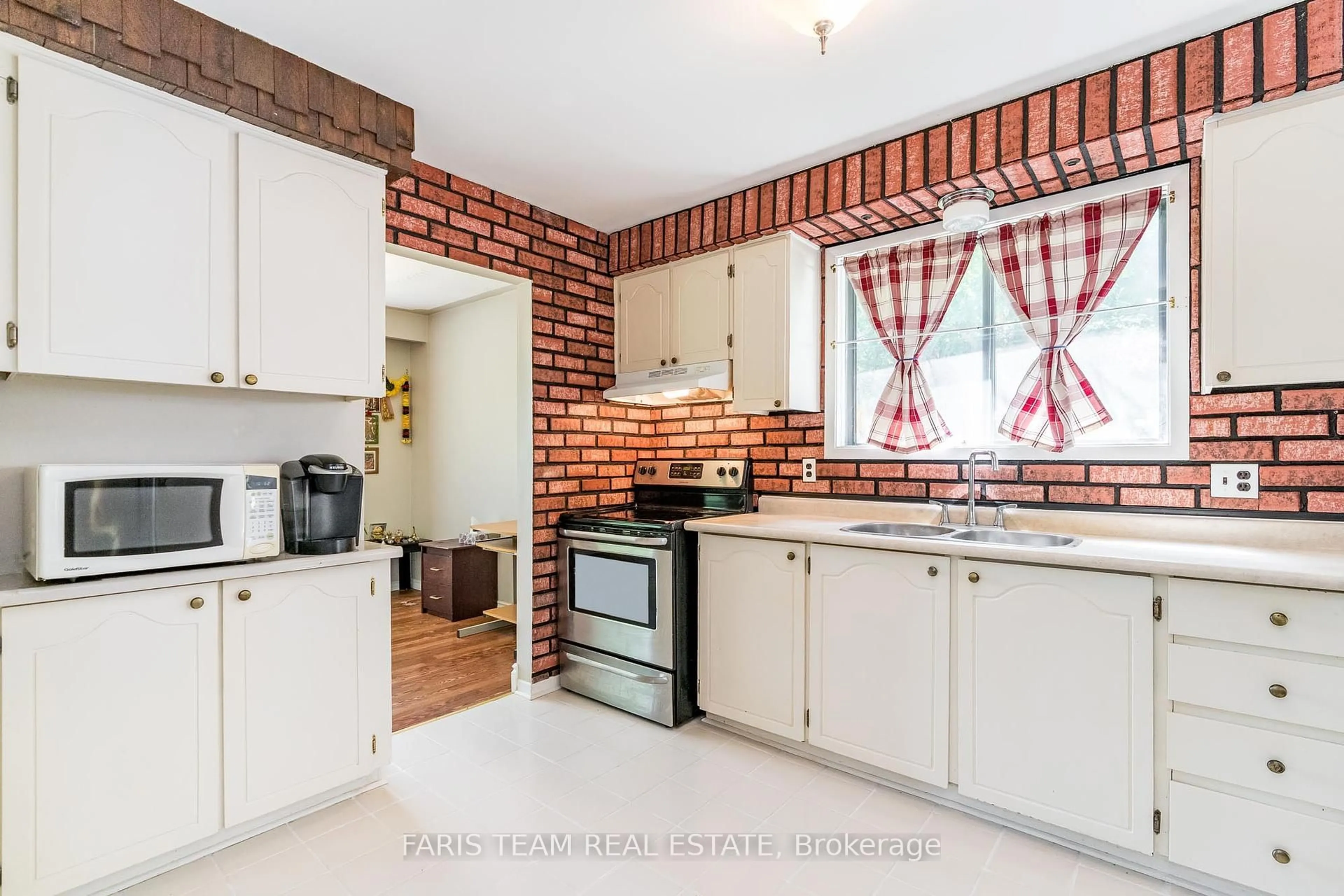Standard kitchen, ceramic/tile floor for 1059 Glen Mhor Cres, Midland Ontario L4R 4P5