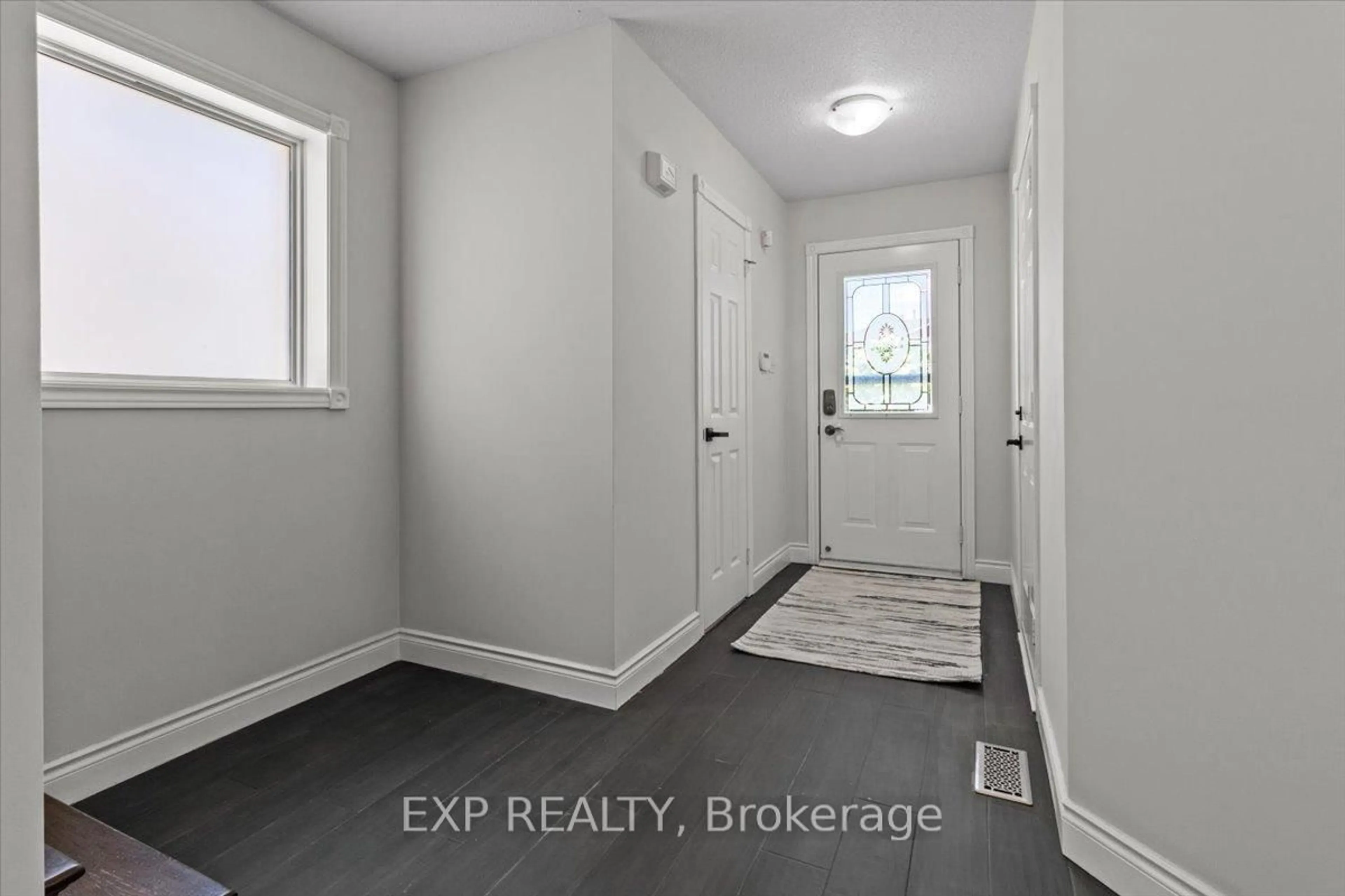 Indoor entryway for 32 Michael Cres, Barrie Ontario L4M 6Y9
