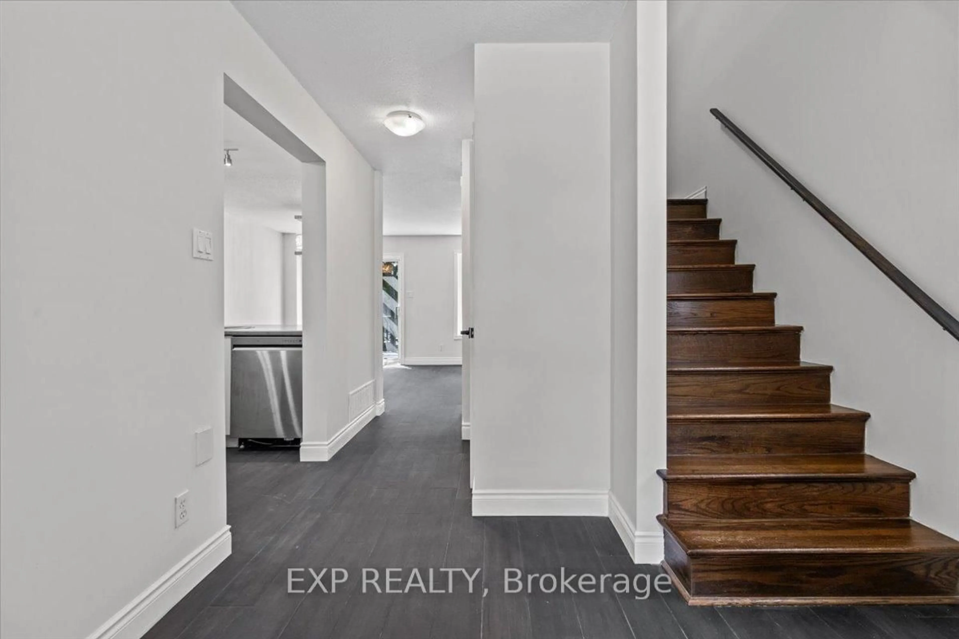 Indoor entryway for 32 Michael Cres, Barrie Ontario L4M 6Y9