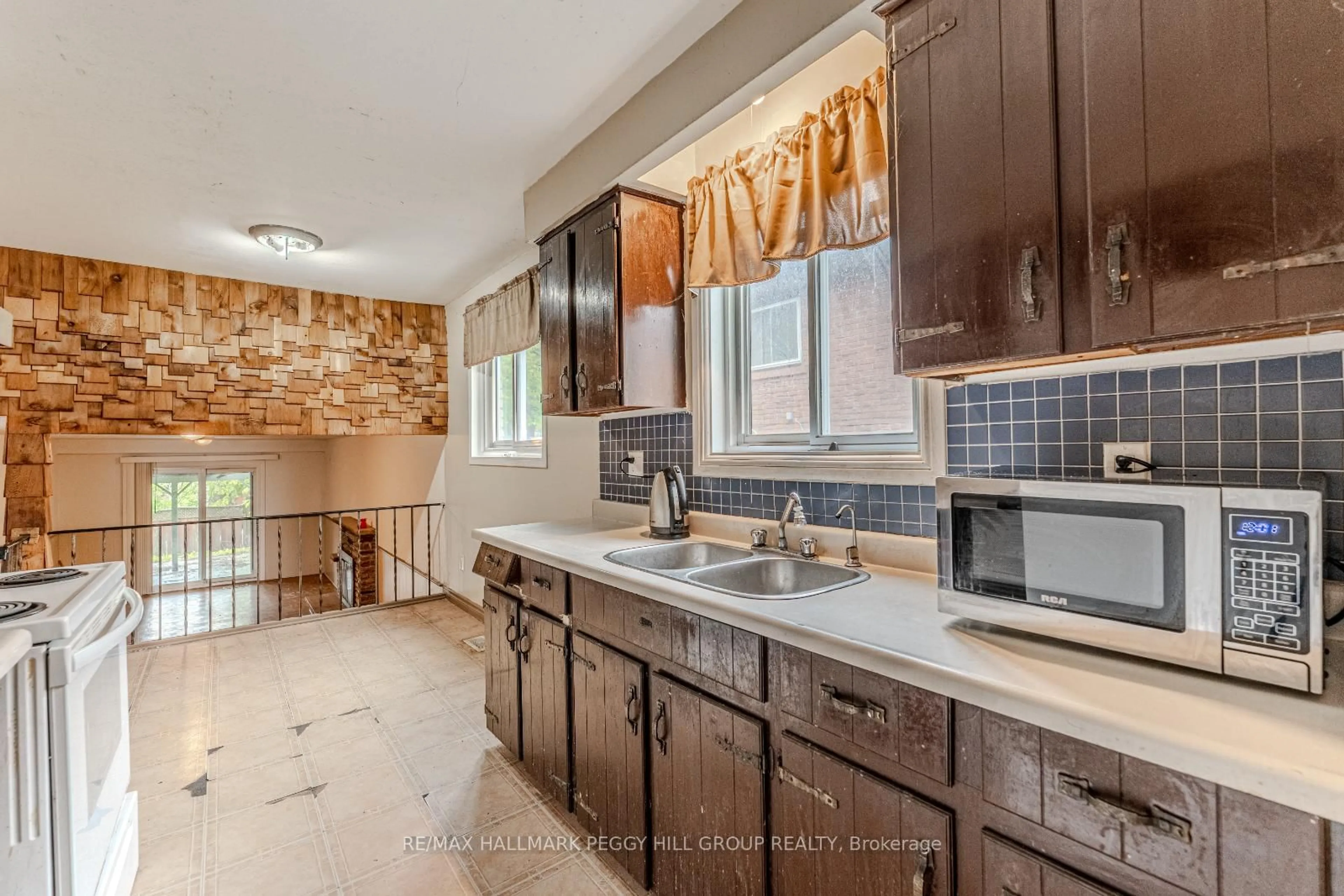 Open concept kitchen, ceramic/tile floor for 70 Highcroft Rd, Barrie Ontario L4N 2X7