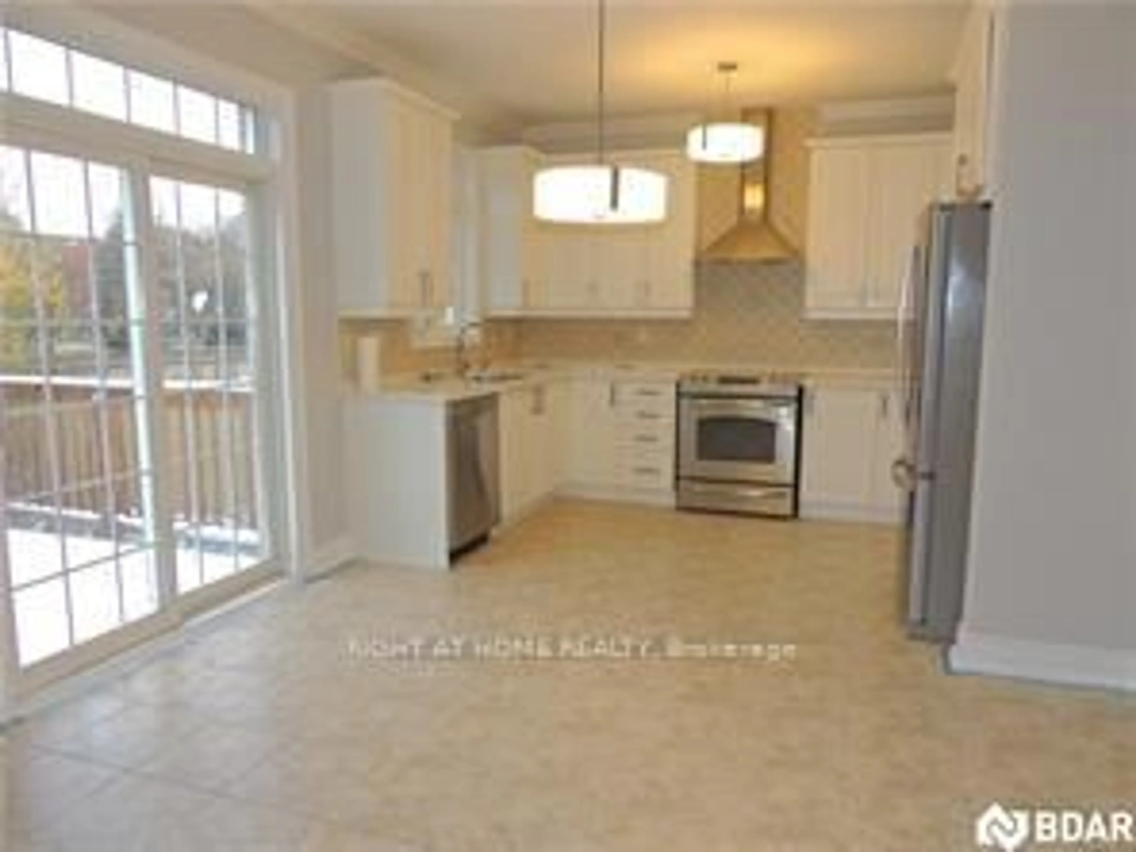 Open concept kitchen, ceramic/tile floor for 42 Westminster Circ, Barrie Ontario L4M 0A4