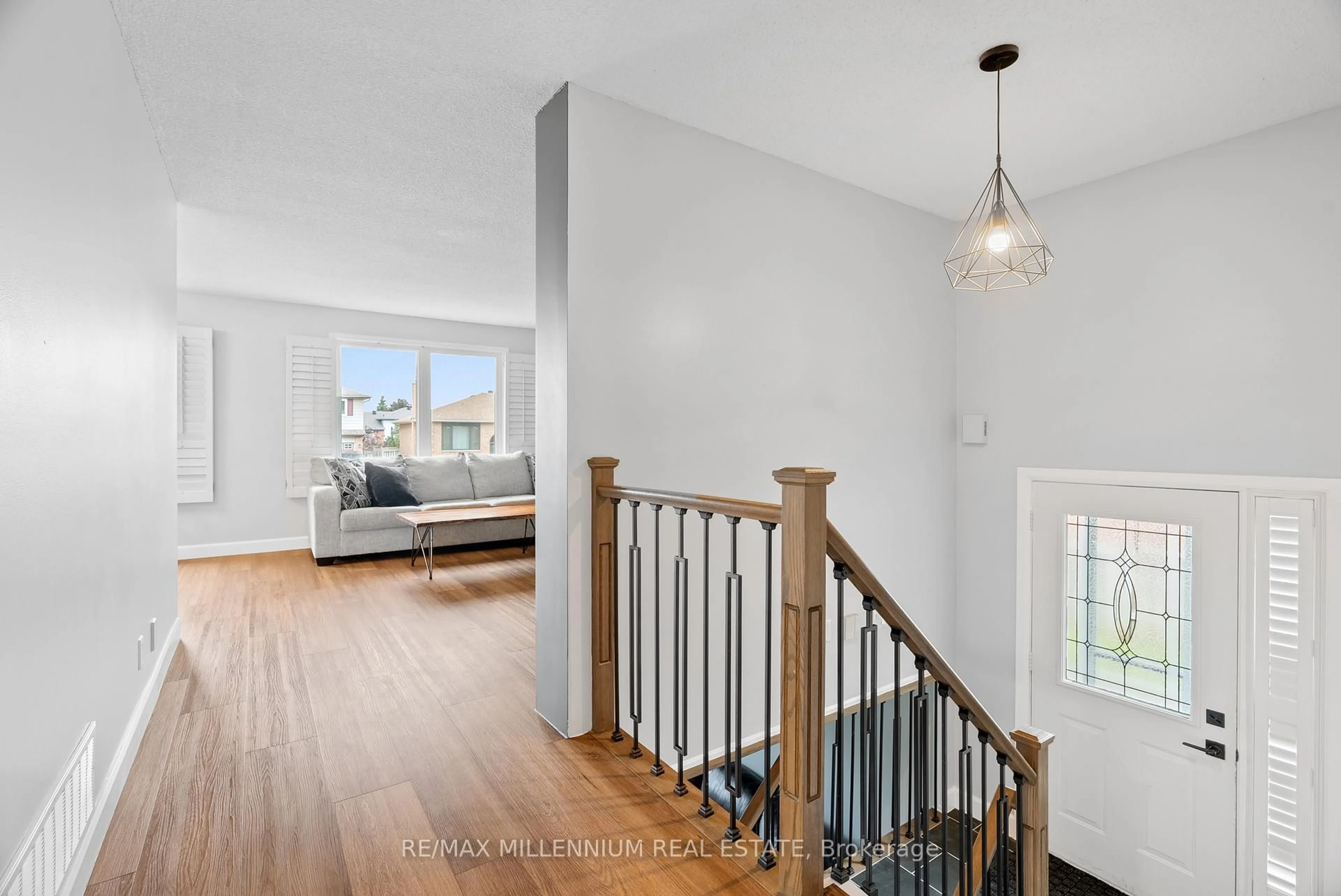 Indoor entryway for 39 Toboggan Hill Dr, Orillia Ontario L3V 7R1