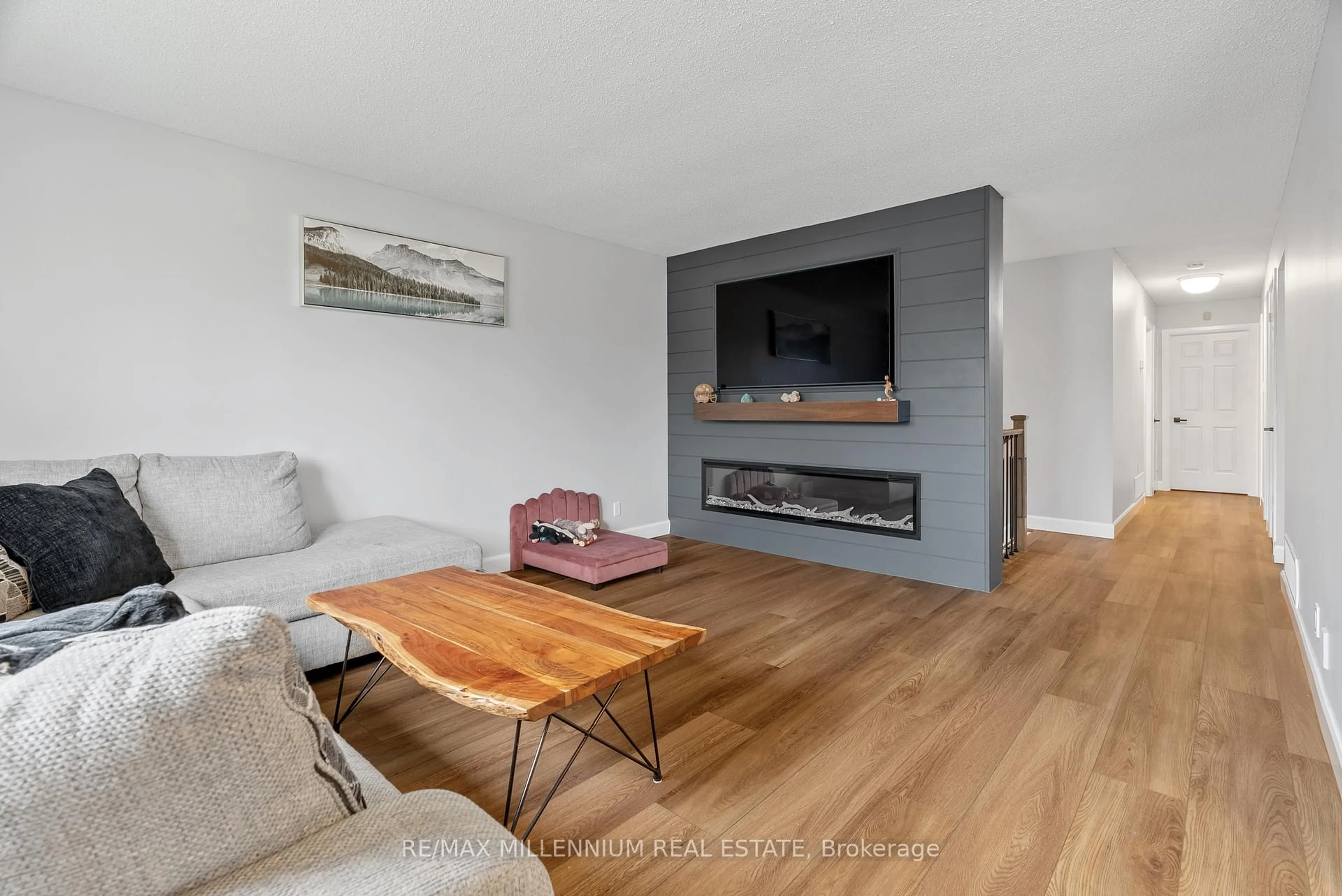 Living room with furniture, wood/laminate floor for 39 Toboggan Hill Dr, Orillia Ontario L3V 7R1