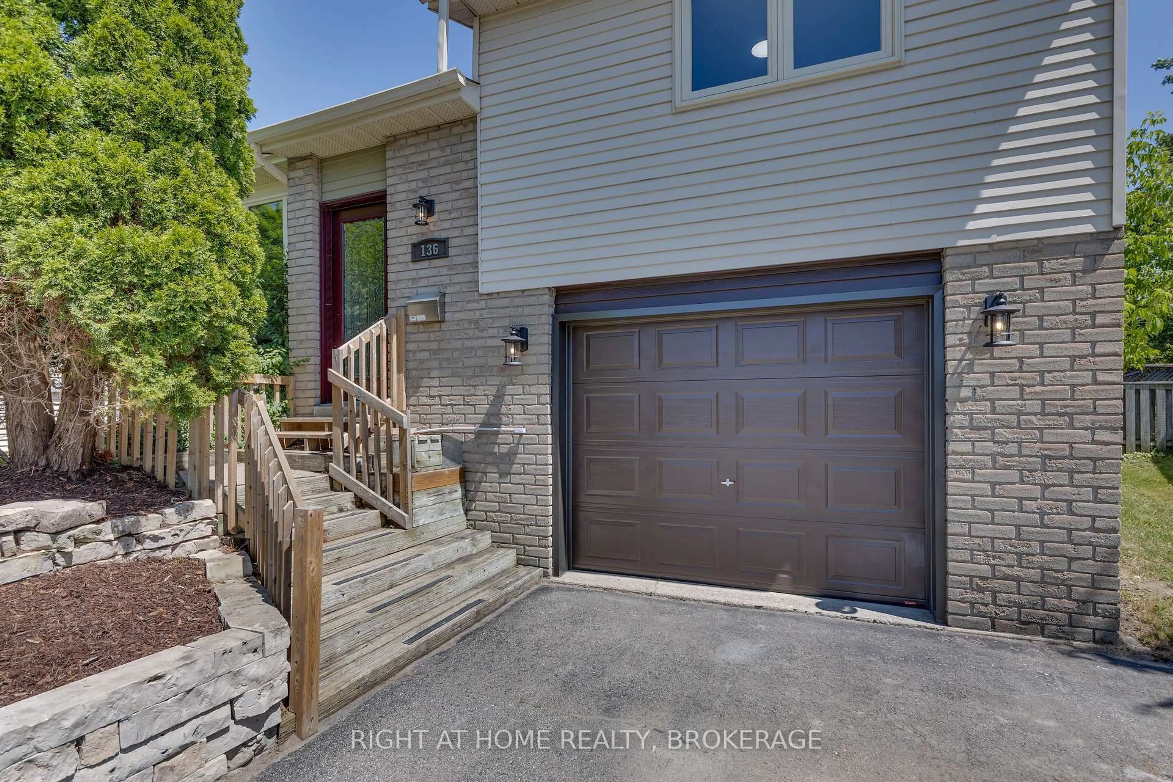 Unknown for 136 Hickling Tr, Barrie Ontario L4M 5T6